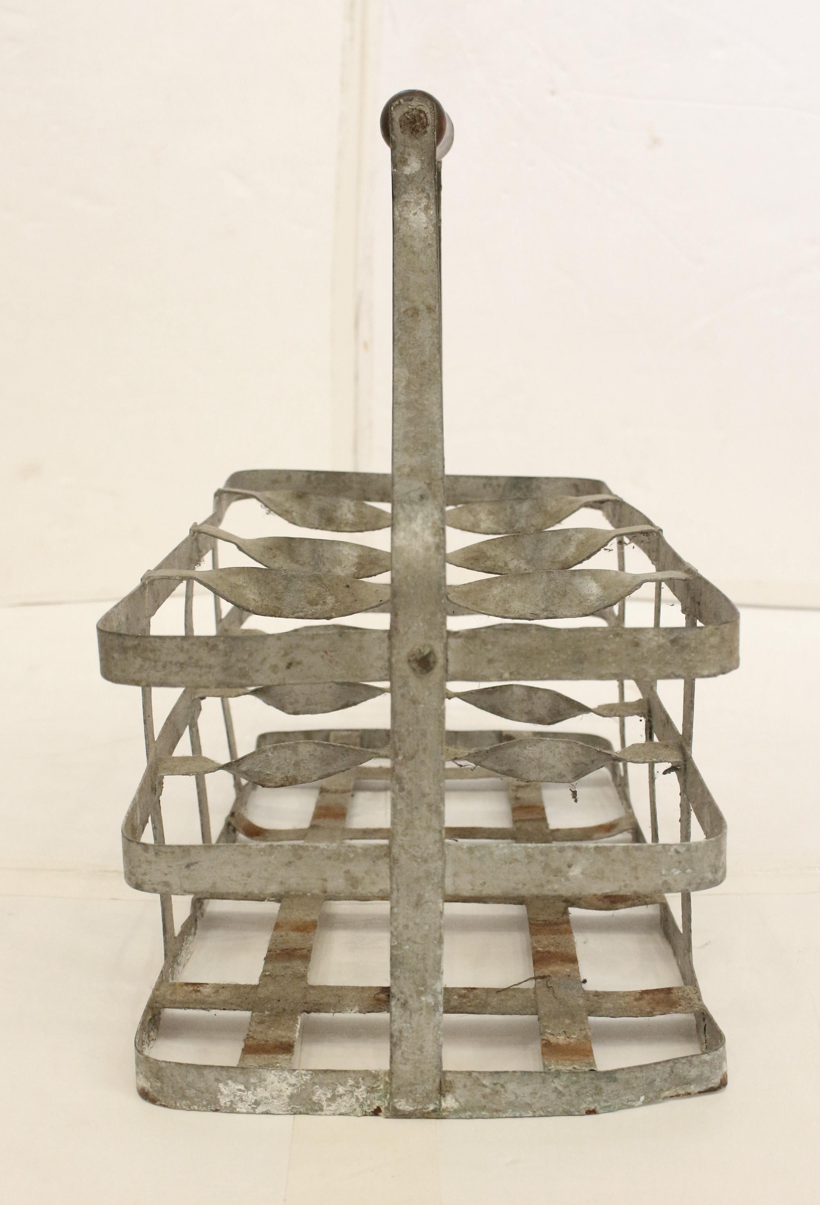 Portabottiglie da 8 bottiglie in zinco e legno tornito francese del 1900 circa. Manico sagomato e tornito in legno per il trasporto. Otto composizioni di bottiglie. Con finitura incrostata, piegature e ammaccature come previsto dall'età, dall'uso e