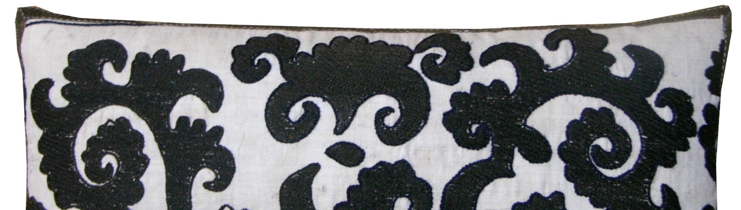 Inconnu Circa 1900 Antique Susani Embroidery Pillow (Oreiller en broderie Susani) en vente