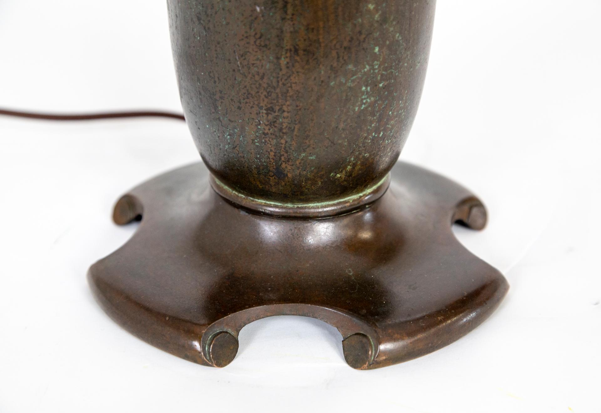 Arts and Crafts Lampe de table Arts & Crafts en bronze datant d'environ 1900 en vente