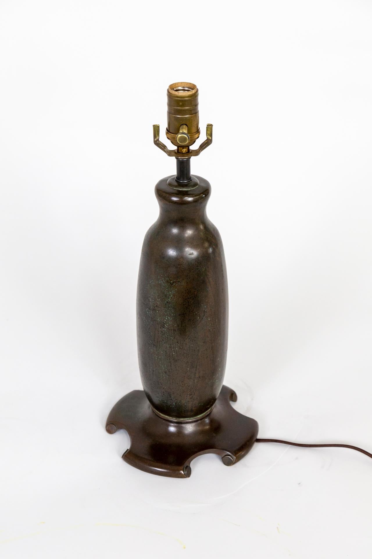 Arts and Crafts-Tischlampe aus Bronze, um 1900 (Messing) im Angebot