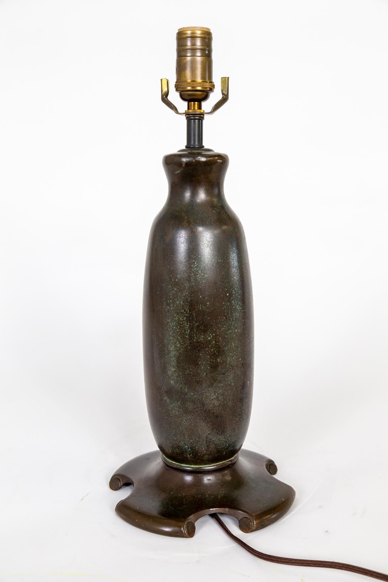 Arts and Crafts-Tischlampe aus Bronze, um 1900 im Angebot 1