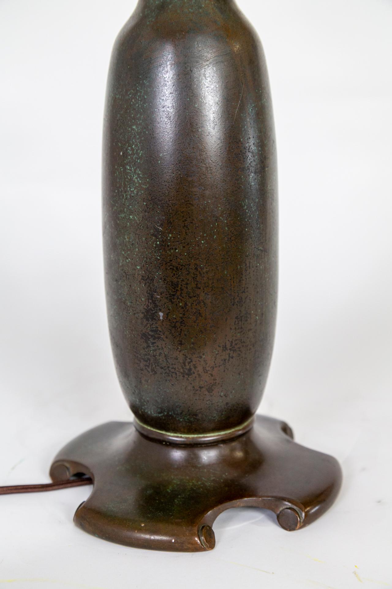 Arts and Crafts-Tischlampe aus Bronze, um 1900 im Angebot 2