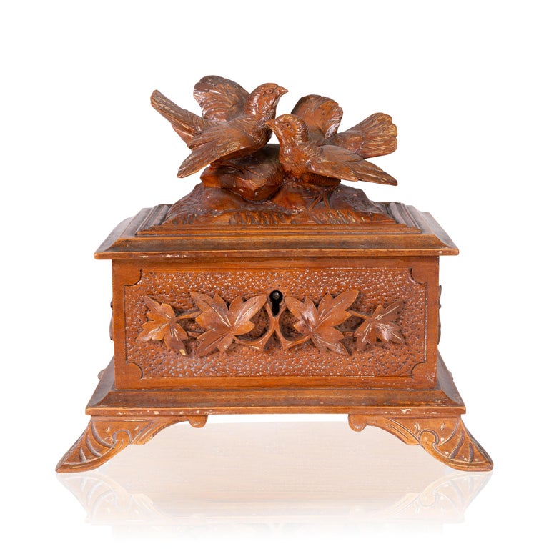 Beautiful hand carved Black Forest footed jewelry box with two song birds as finials. Comes with original key. Unique find. 

Origin: Switzerland, circa 1900 

Dimensions: 6