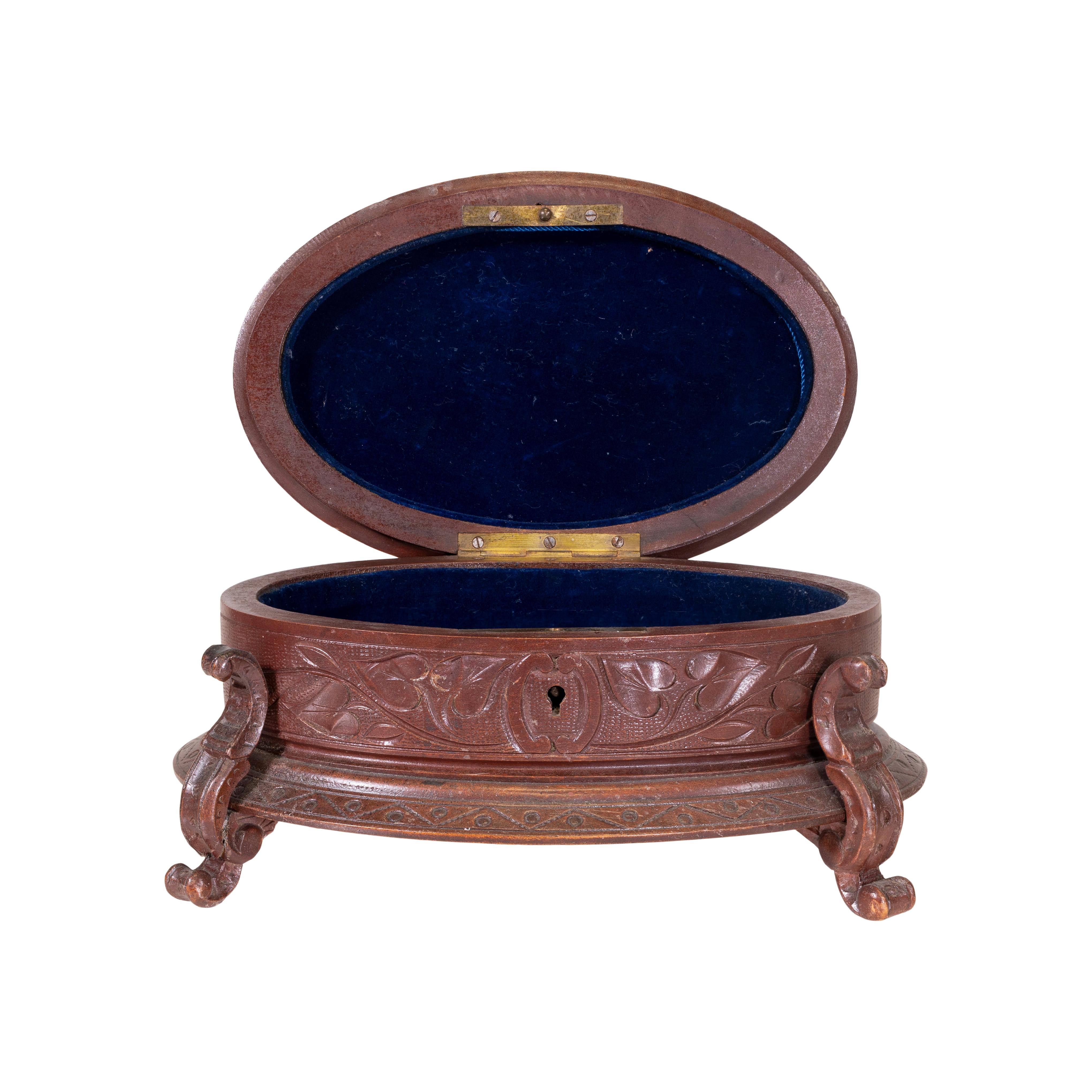 Footed oval Black Forest jewelry box with floral finials. Stunning piece.

Origin: Switzerland, circa 1900 

Dimensions: 8