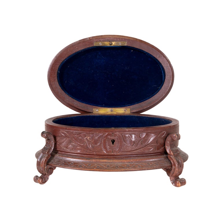 Footed oval Black Forest jewelry box with floral finials. Stunning piece.

Origin: Switzerland, circa 1900 

Dimensions: 8