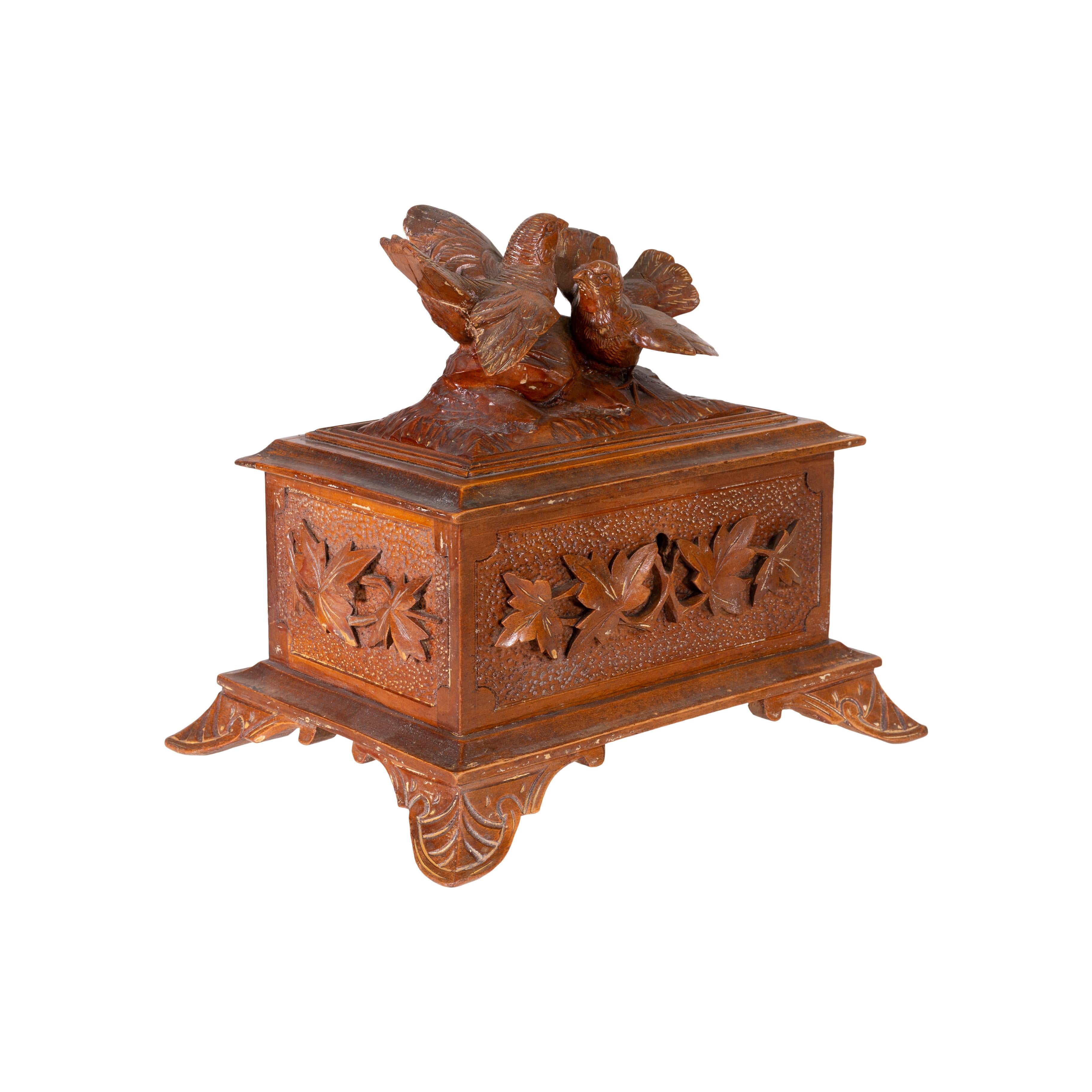 Boîte à bijoux sculptée de la Forêt-Noire, vers 1900 Excellent état - En vente à Coeur d'Alene, ID