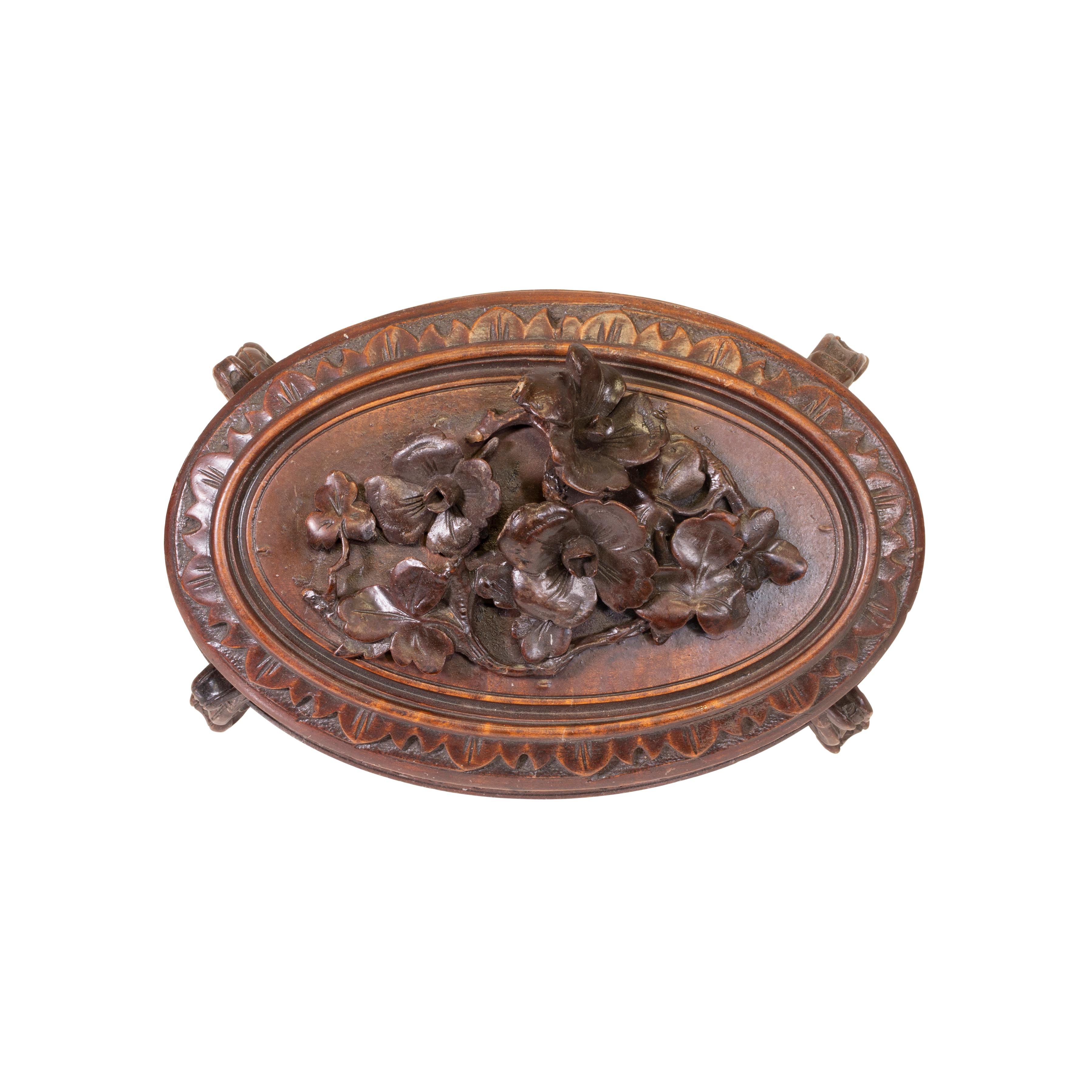 Boîte à bijoux sculptée de la Forêt-Noire, vers 1900 Excellent état - En vente à Coeur d'Alene, ID