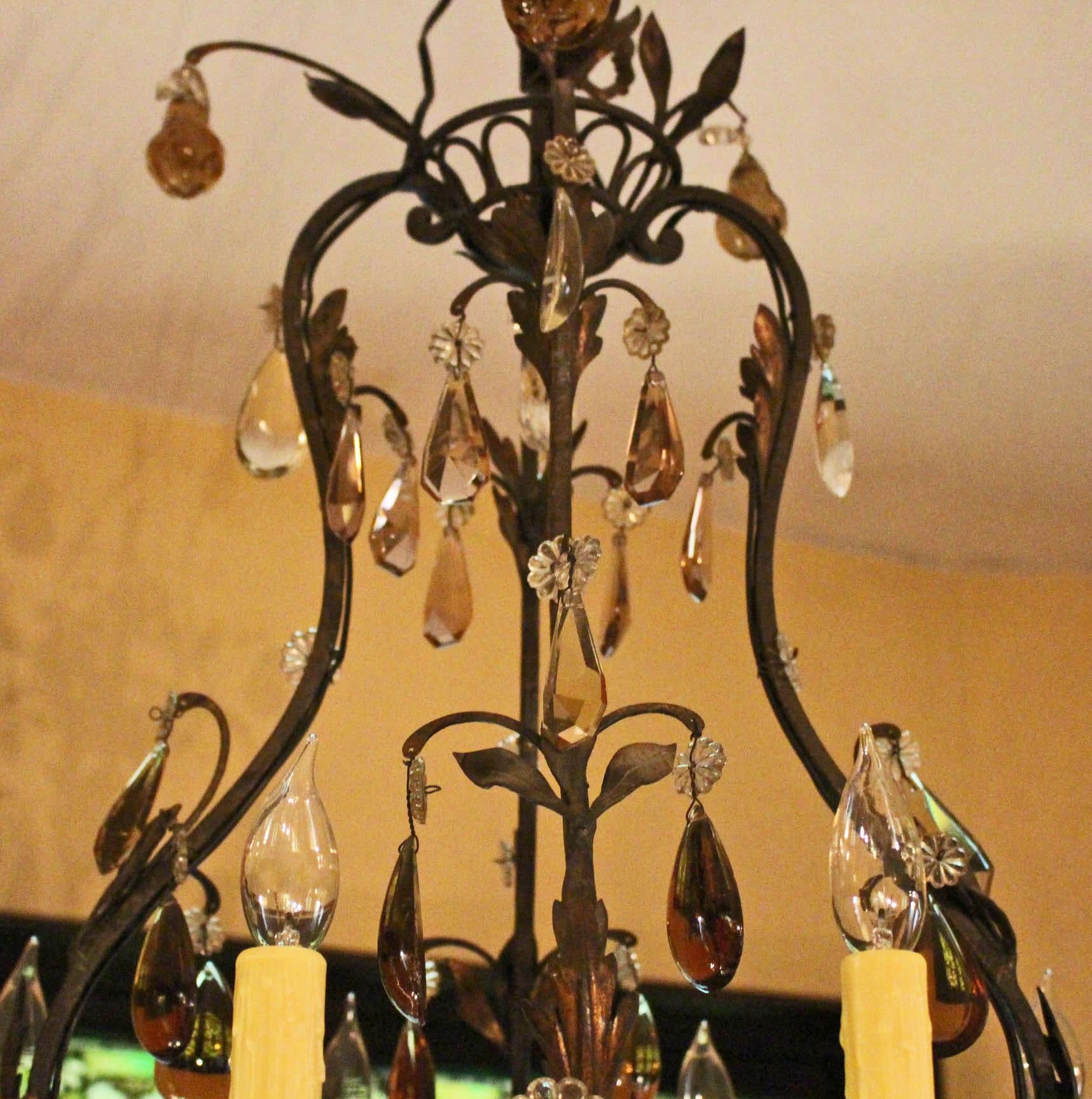 Dorato Lampadario a 8 luci in metallo annerito a spirale CIRCA 1900 in vendita