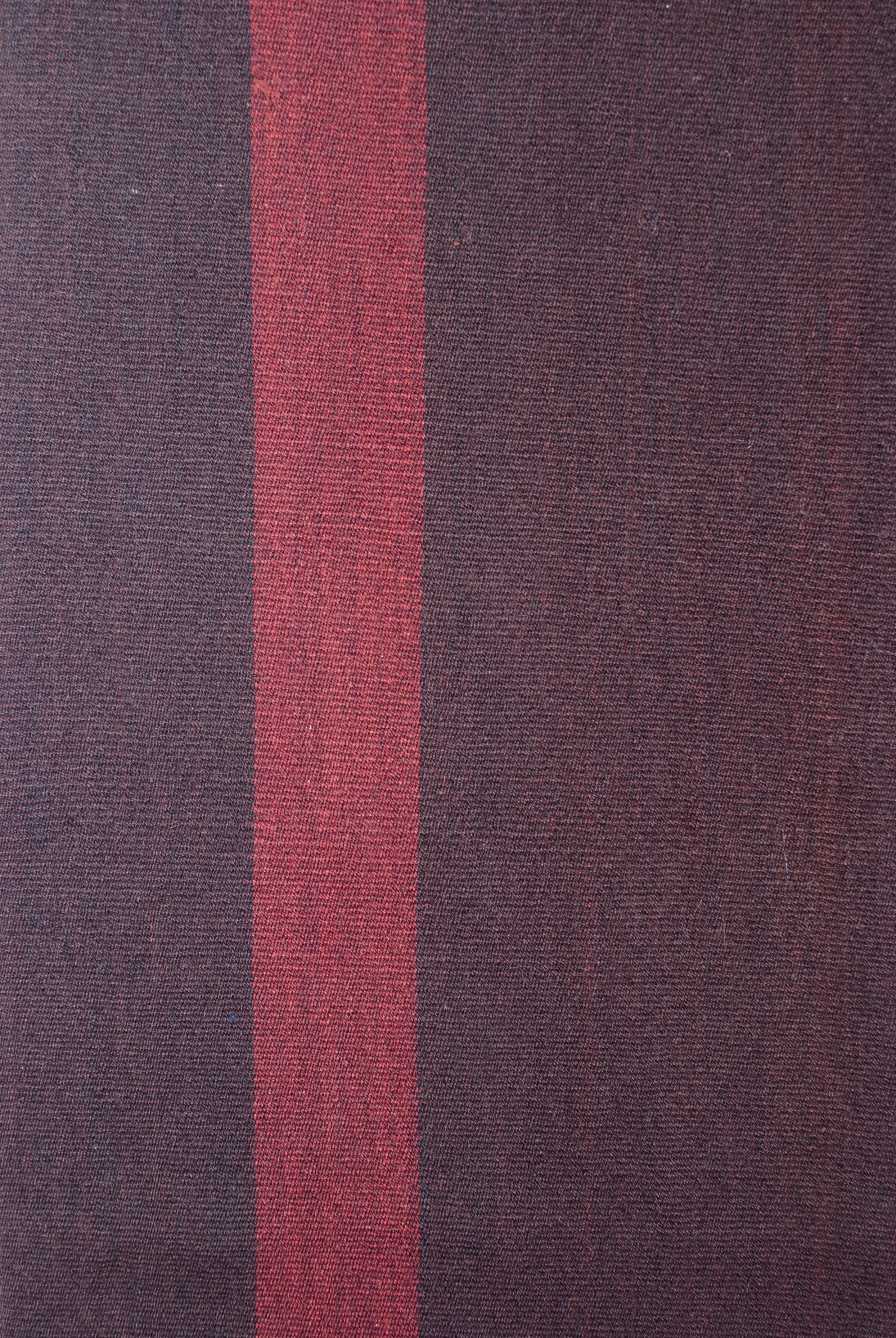 Poncho en laine d'alpaga bolivien datant d'environ 1900

Tissé en laine d'alpaga et teint avec des colorants naturels, ce petit poncho des hauts plateaux de Bolivie est orné de deux larges rayures simples dans le sens de la