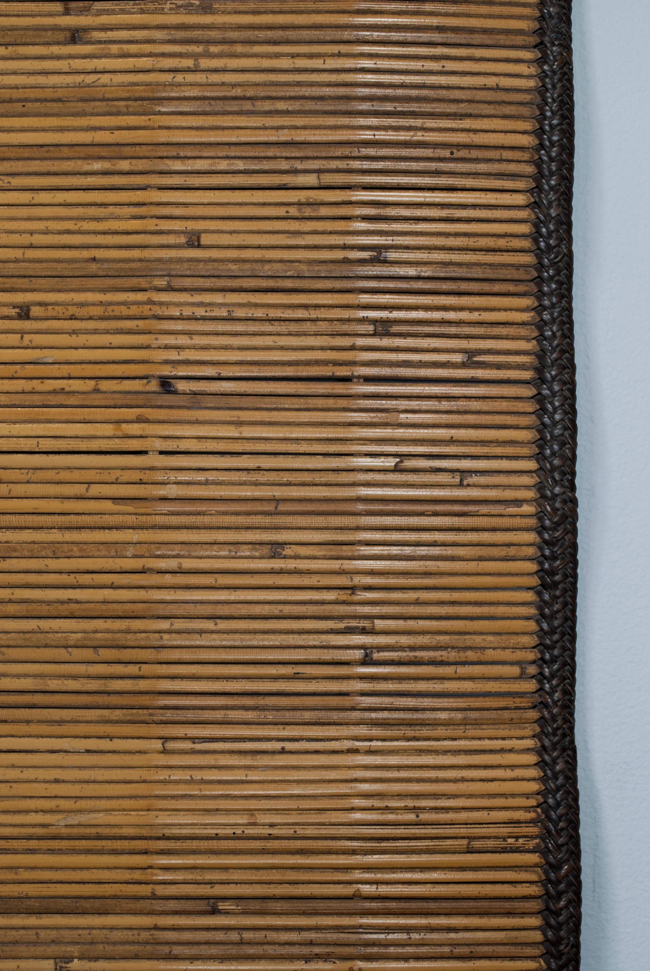 CIRCA 1900 Zeremonienmatte aus Schilf, Sumatra, Indonesien

Eine wunderbar erhaltene Schilfmatte, die bei zeremoniellen Anlässen im Süden Sumatras, Indonesien, verwendet wurde. Die Endplatten sind mit Schürhaken in einem unechten Ikat-Muster
