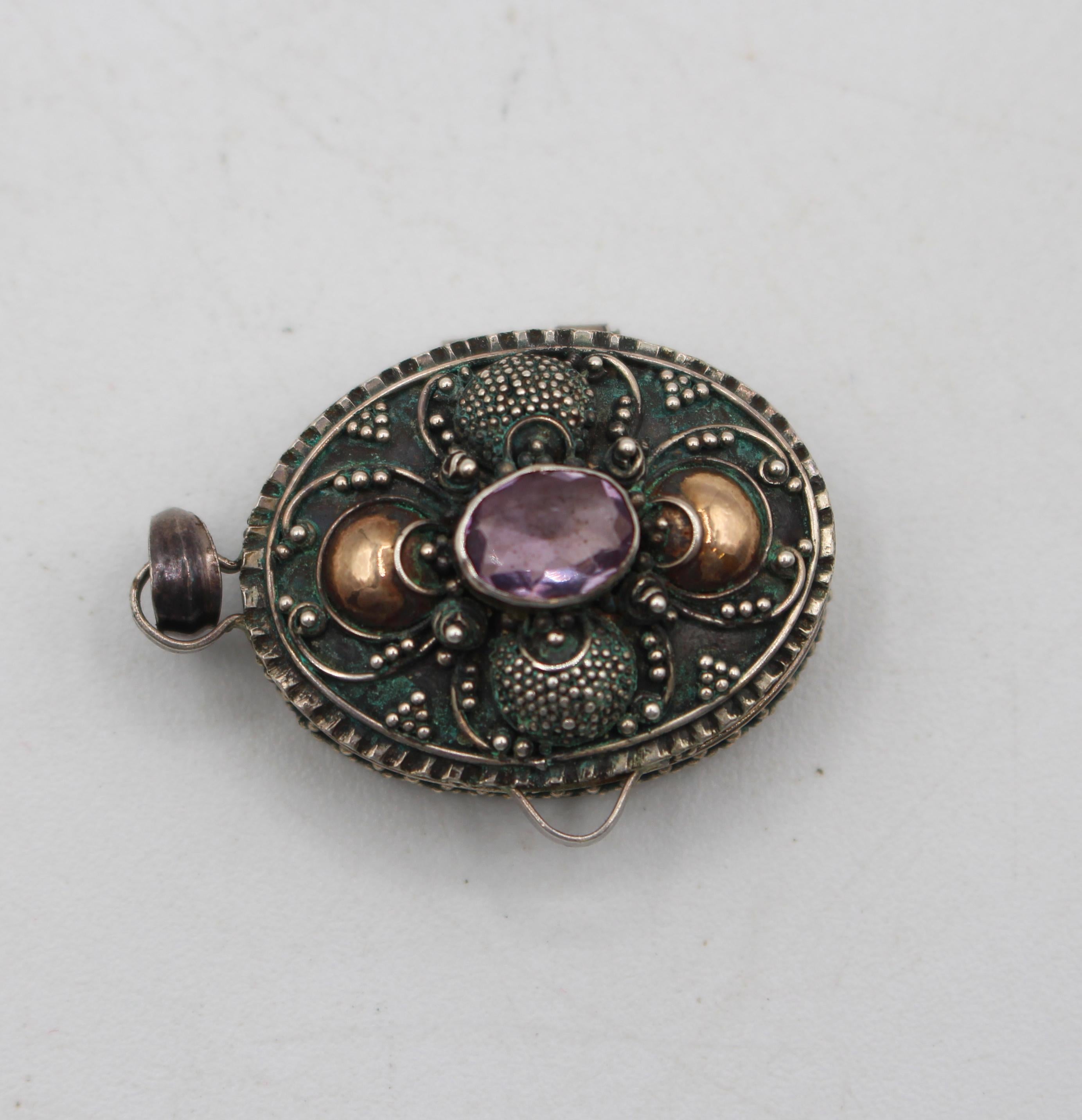 Or Médaillon en sterling, or et améthyste de style continental datant de 1900 en vente