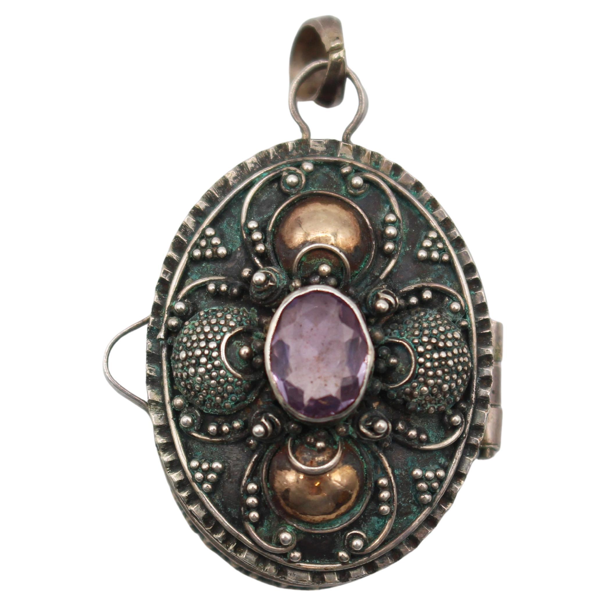 Médaillon en sterling, or et améthyste de style continental datant de 1900 en vente