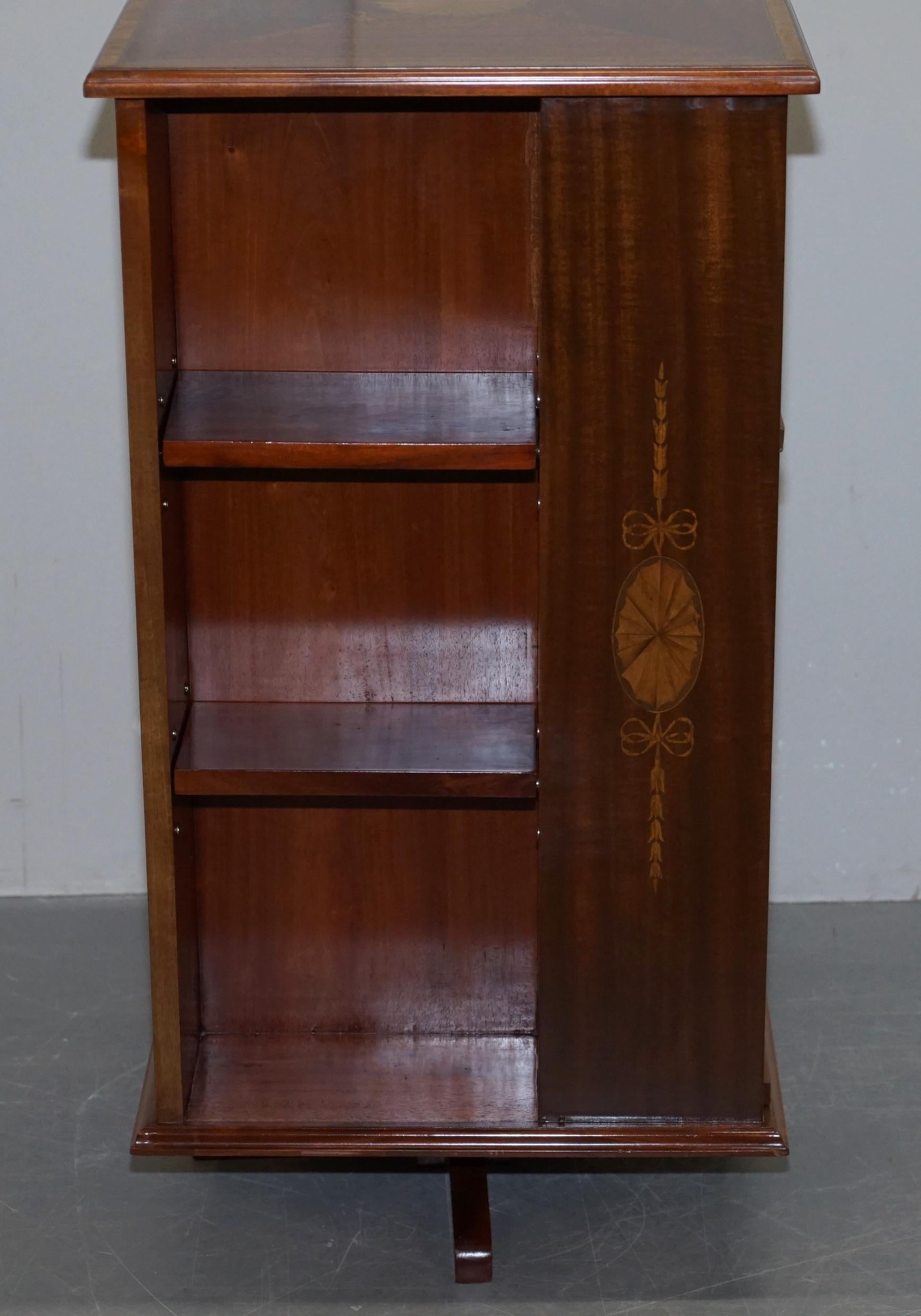 Librerías giratorias eduardianas de madera dura y nogal con incrustaciones Sheraton, hacia 1900 en venta 5