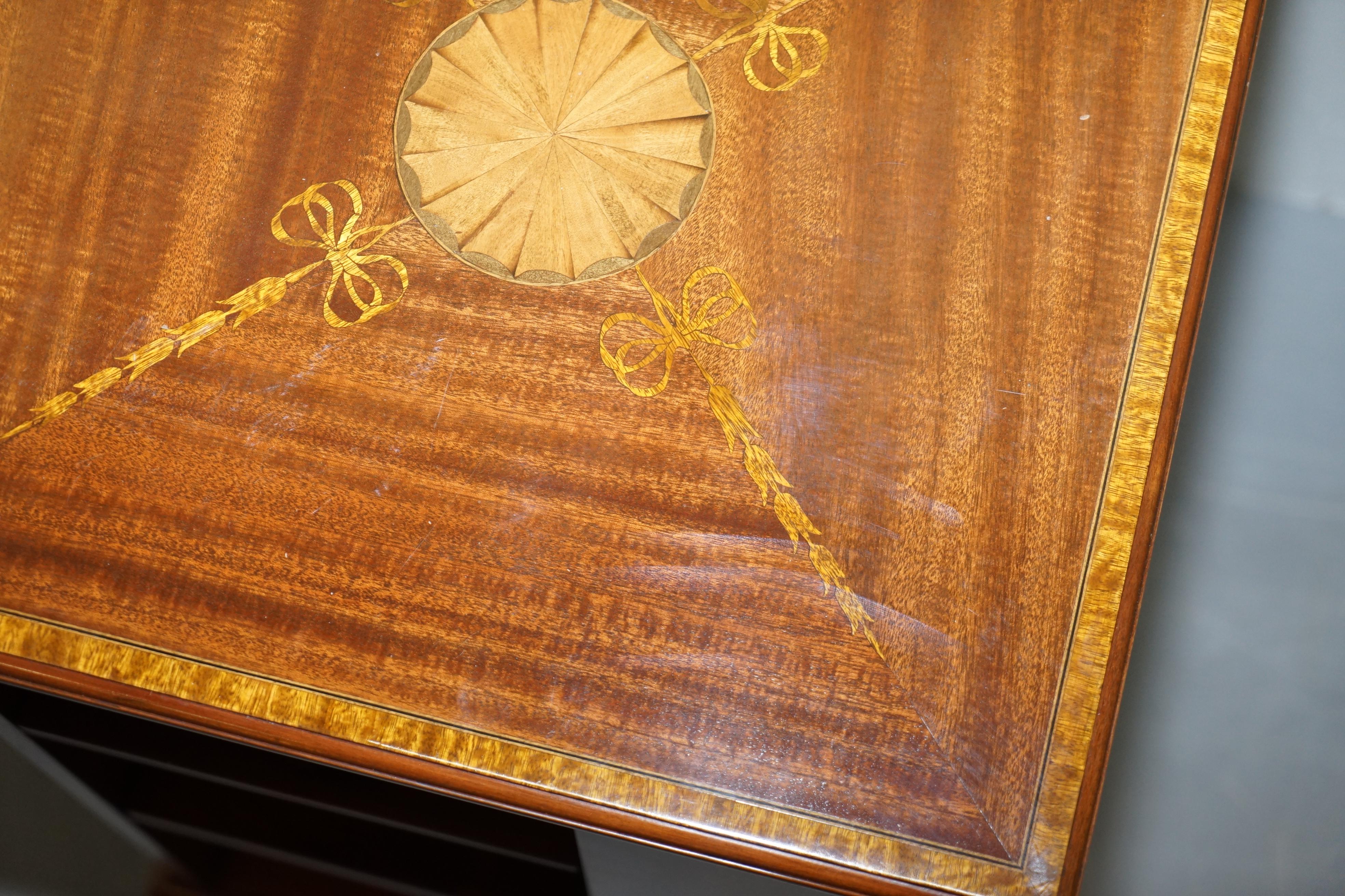 Librerías giratorias eduardianas de madera dura y nogal con incrustaciones Sheraton, hacia 1900 principios del siglo XX en venta