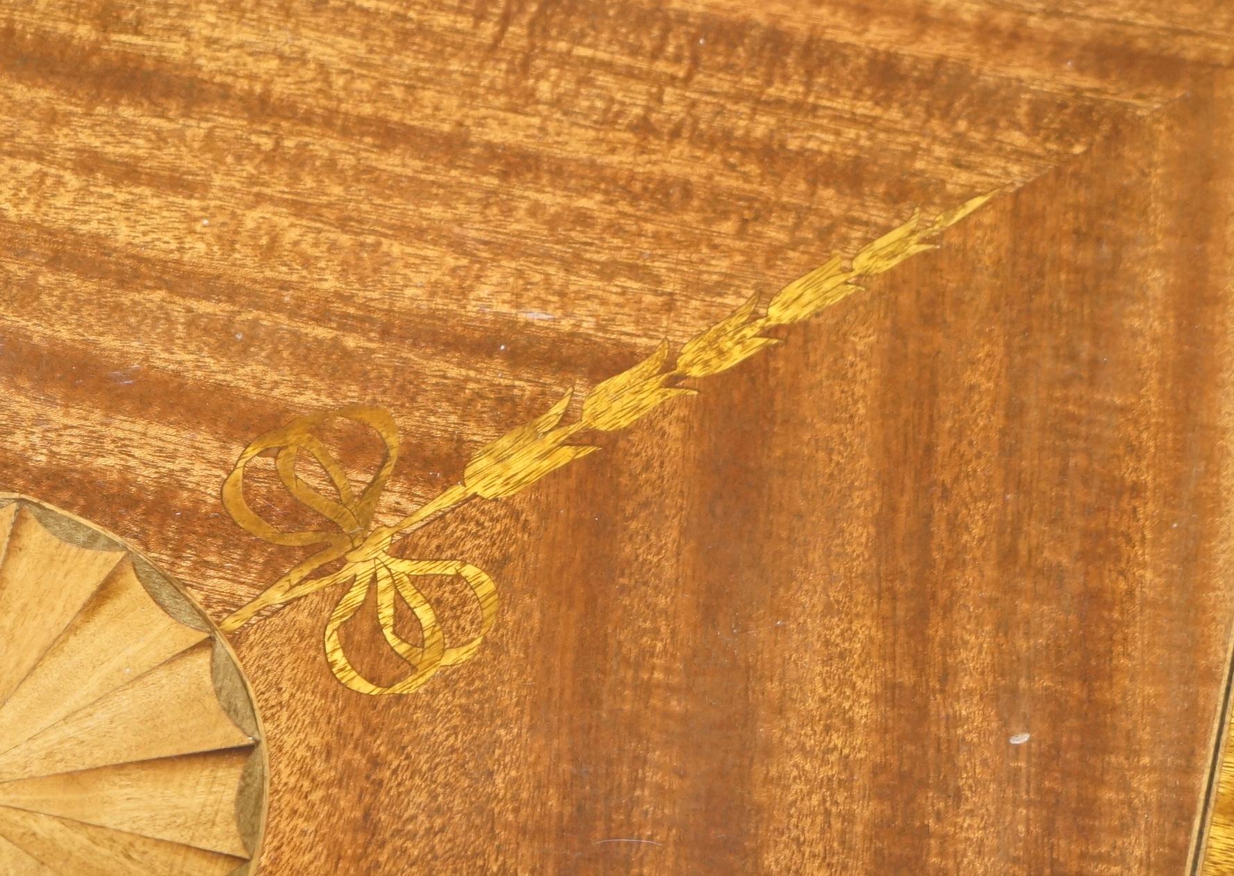 Librerías giratorias eduardianas de madera dura y nogal con incrustaciones Sheraton, hacia 1900 en venta 1
