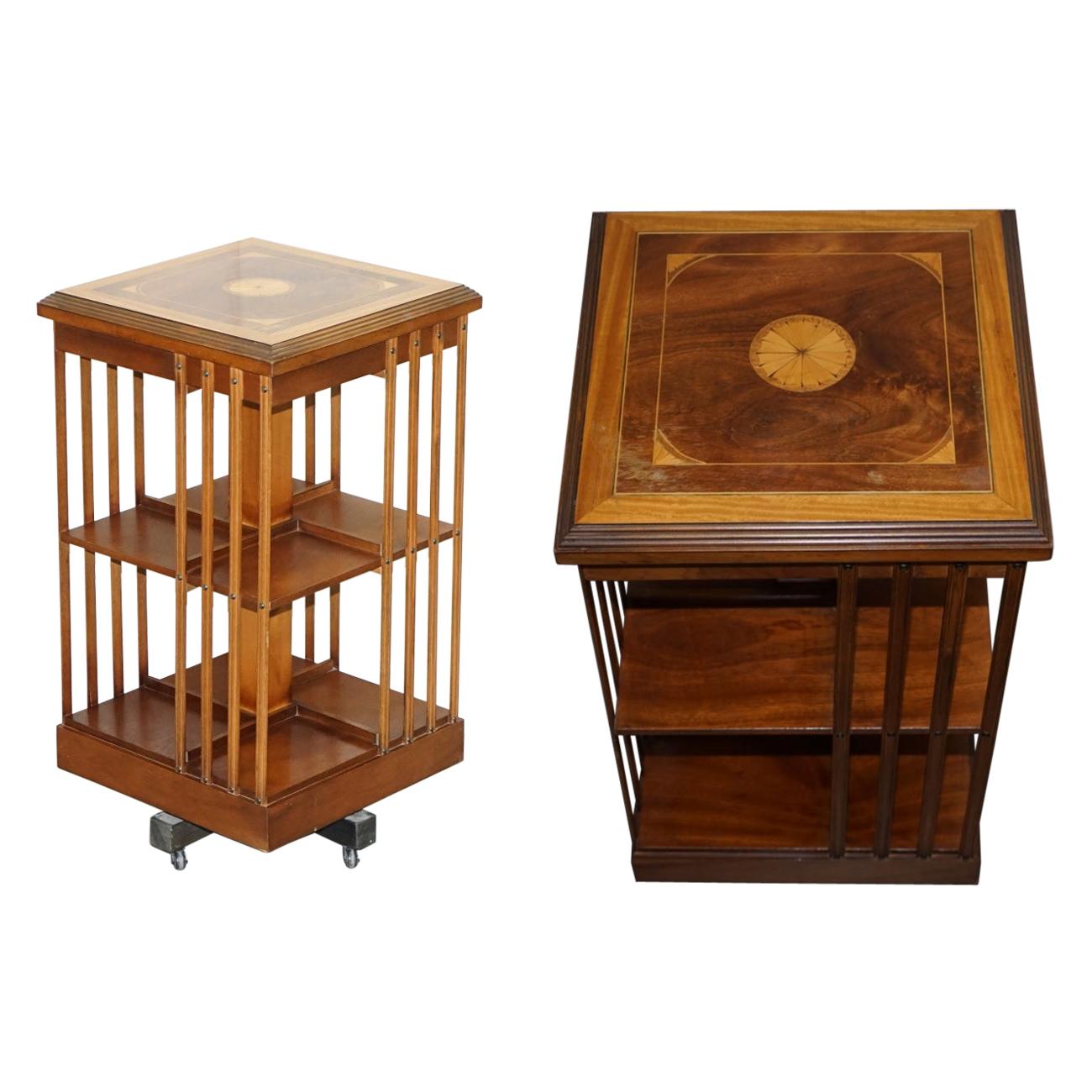 Librerías giratorias eduardianas de nogal y madera satinada con incrustaciones Sheraton circa 1900