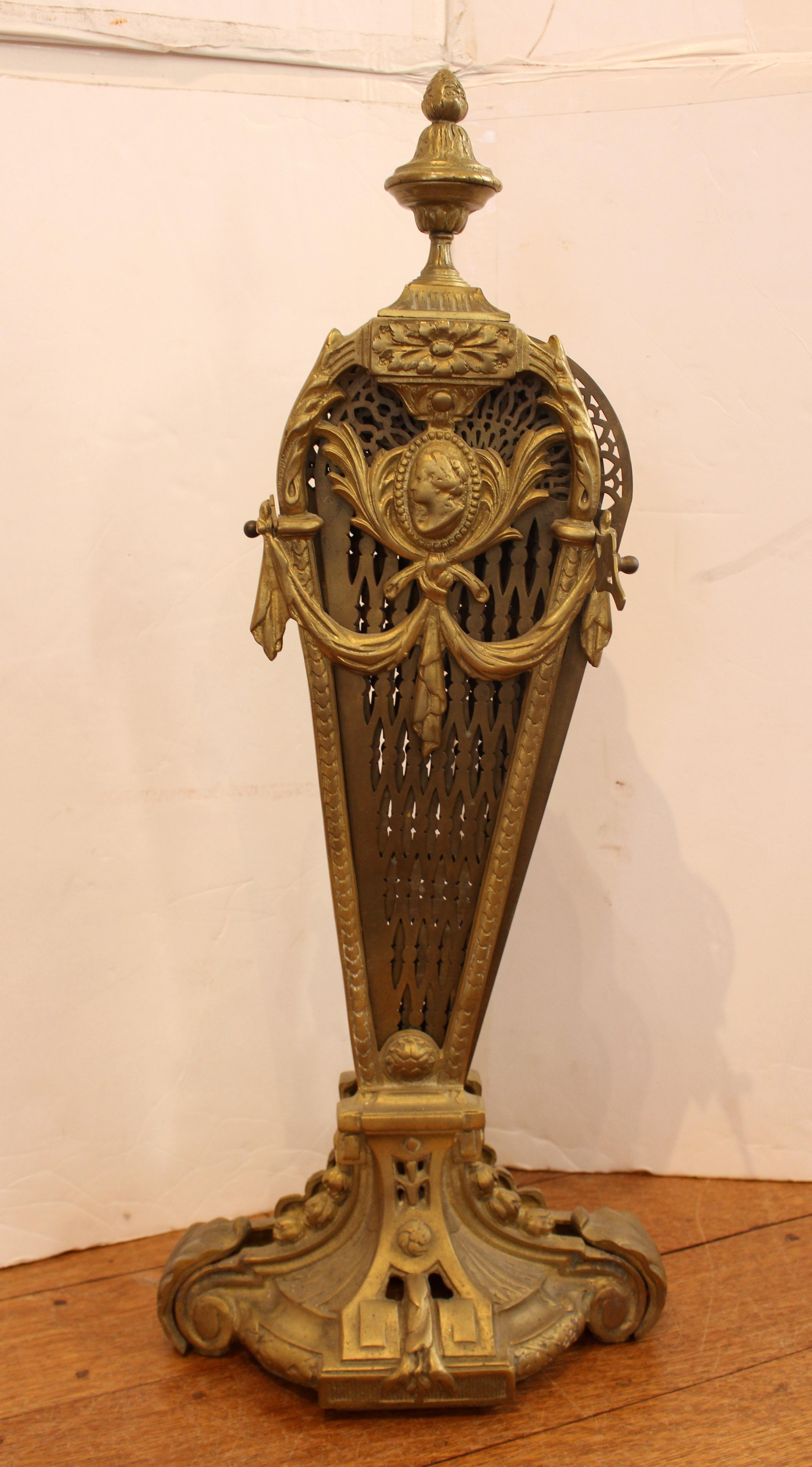 Ventilateur de cheminée en laiton, CIRCA 1900, anglais. Laiton coulé et découpé ; fleuron en acanthe. Utilisé pour masquer l'ouverture pendant les mois les plus chauds. Période édouardienne. 38,5