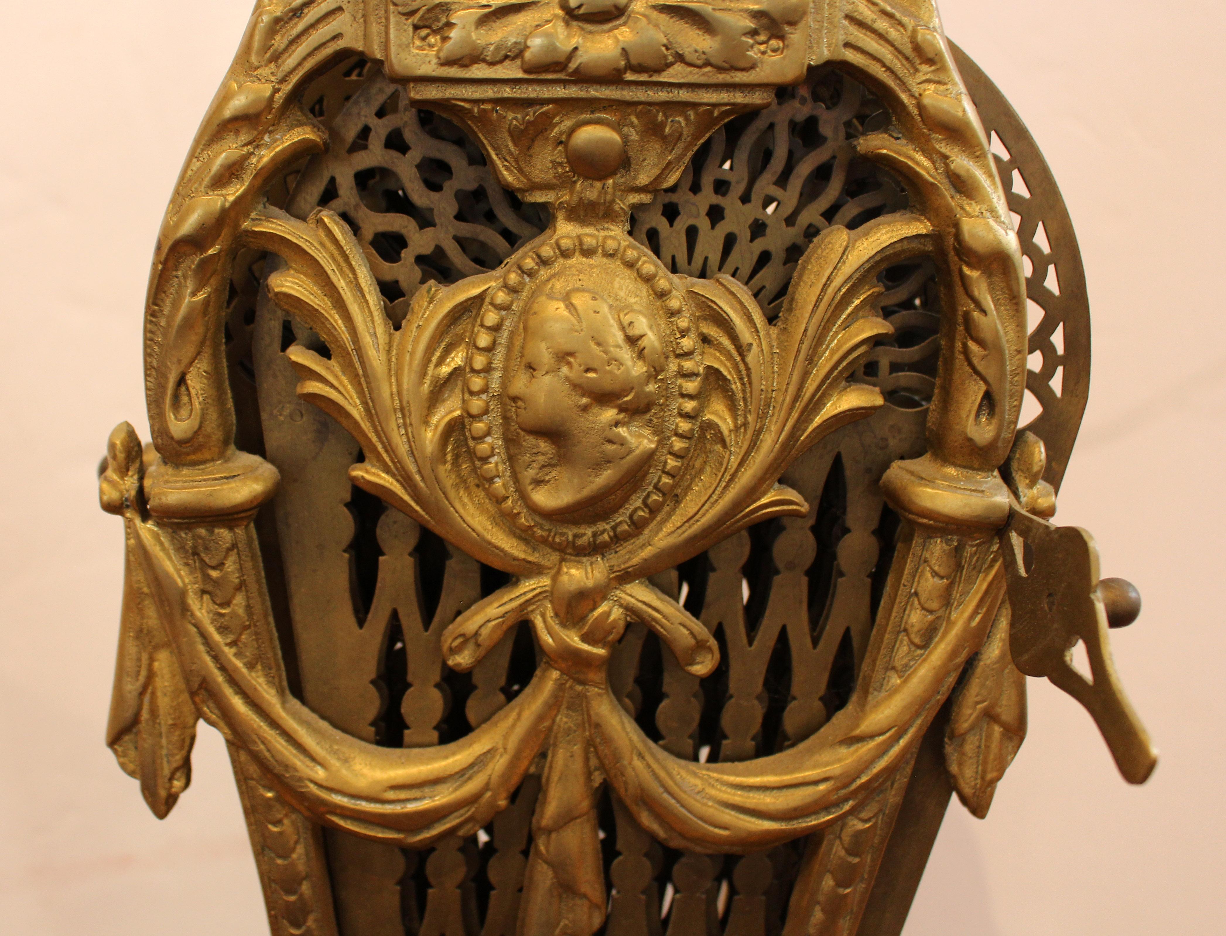 Circa 1900 Ventilateur de cheminée en laiton anglais Bon état - En vente à Chapel Hill, NC