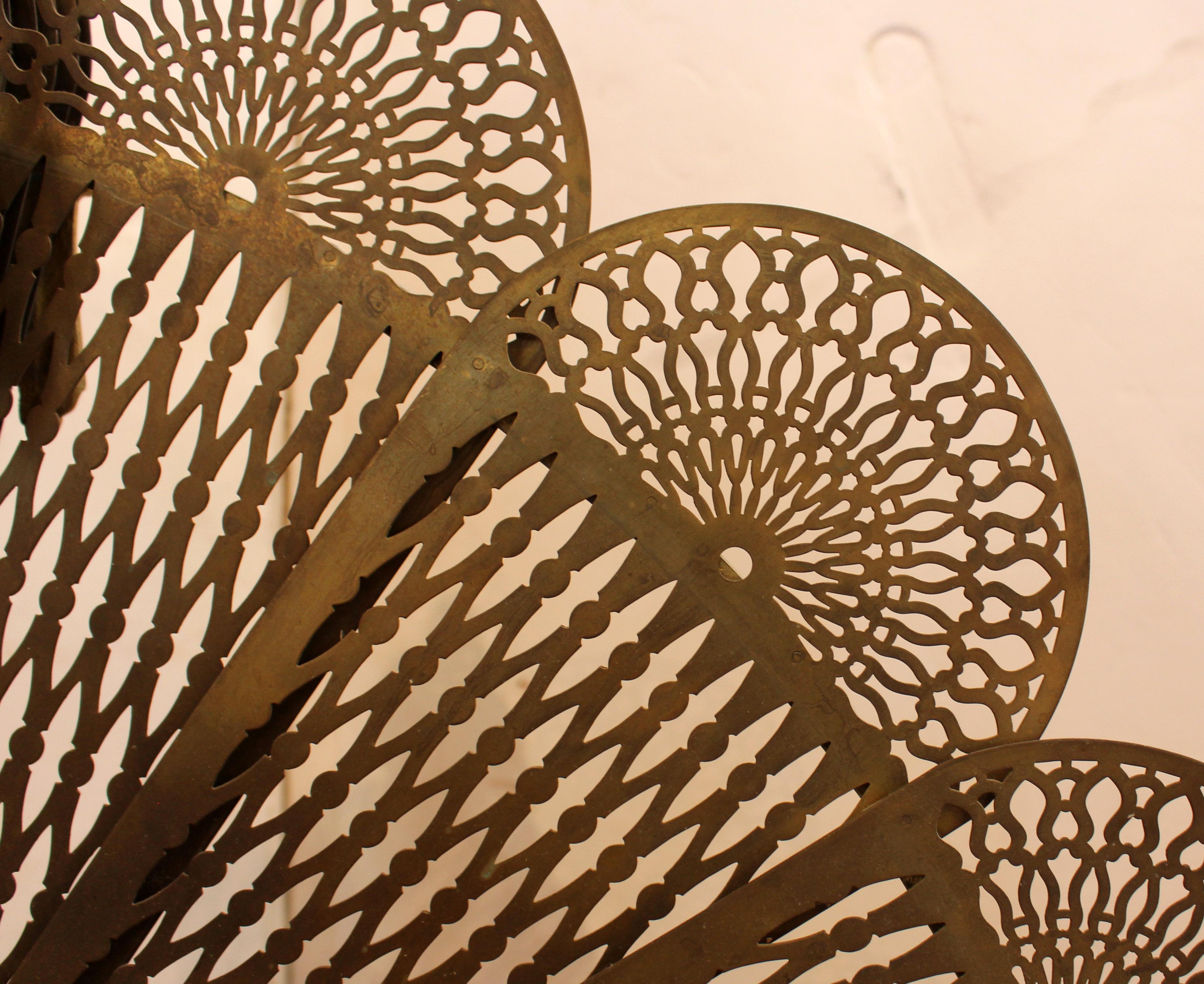 Laiton Circa 1900 Ventilateur de cheminée en laiton anglais en vente