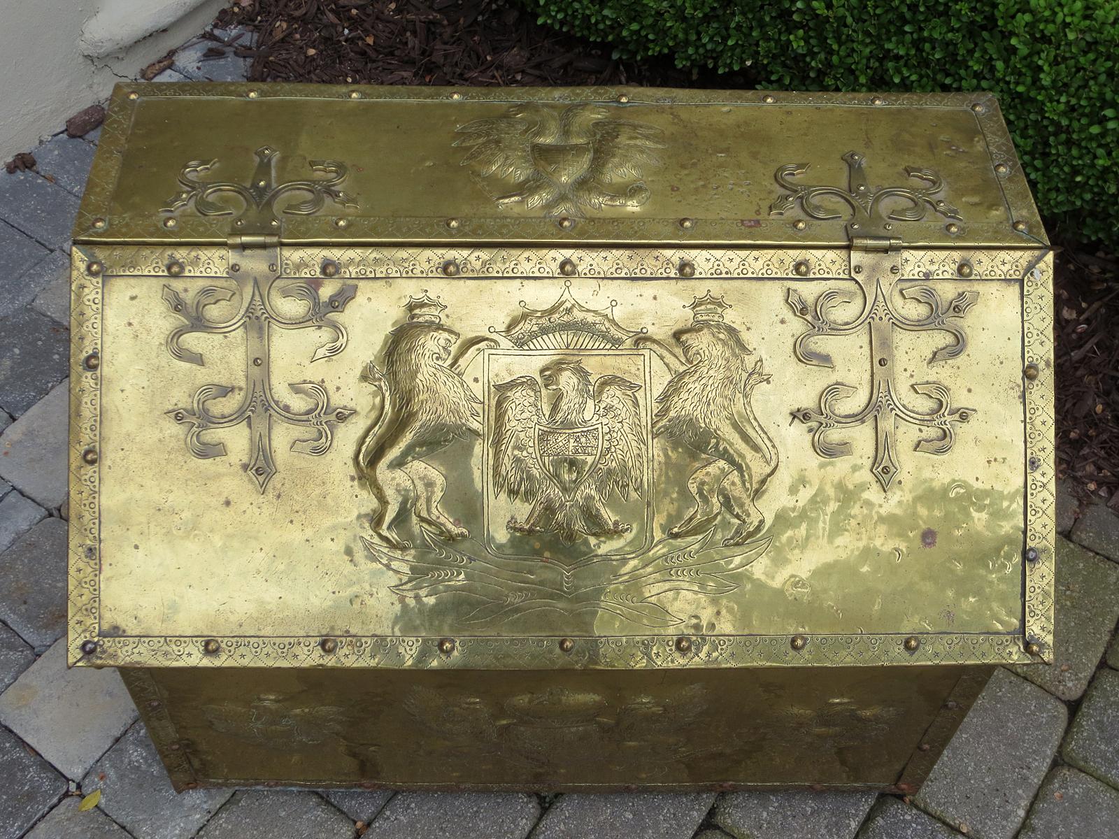 English Brass Trunk with Crests, Lion Pulls, and Wooden Interior, circa 1900 In Good Condition In Atlanta, GA