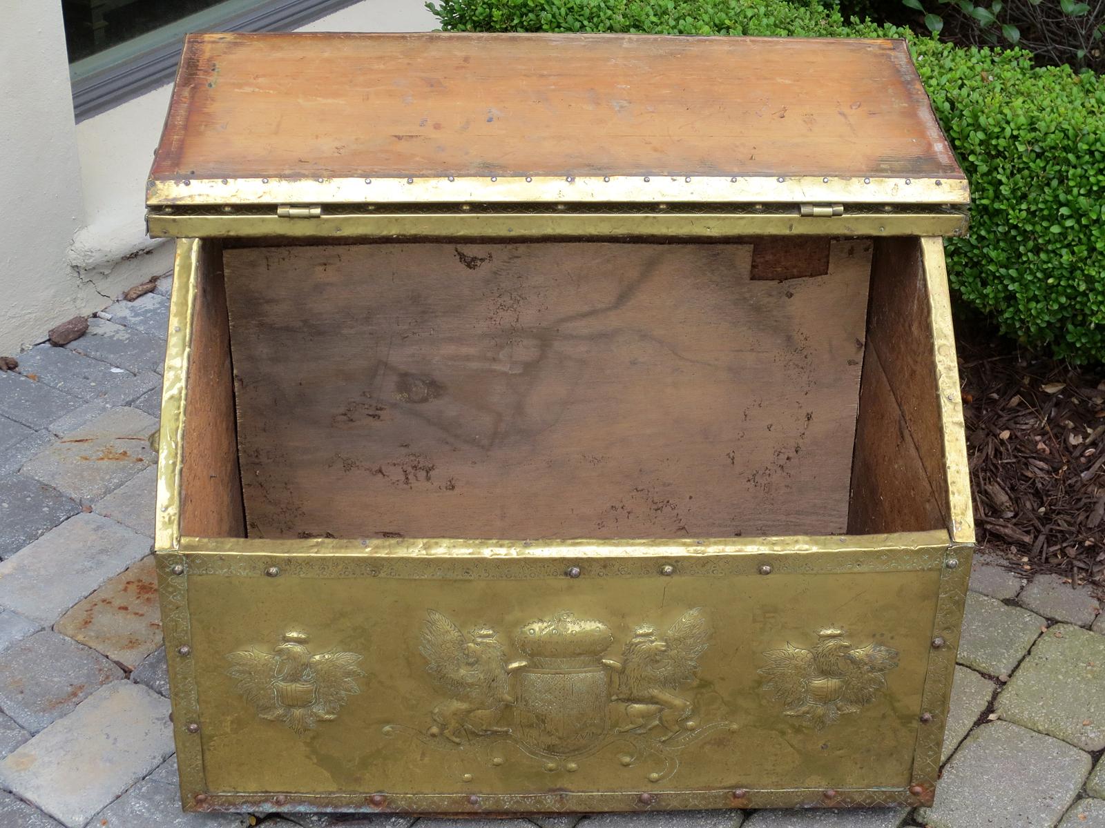 English Brass Trunk with Crests, Lion Pulls, and Wooden Interior, circa 1900 1
