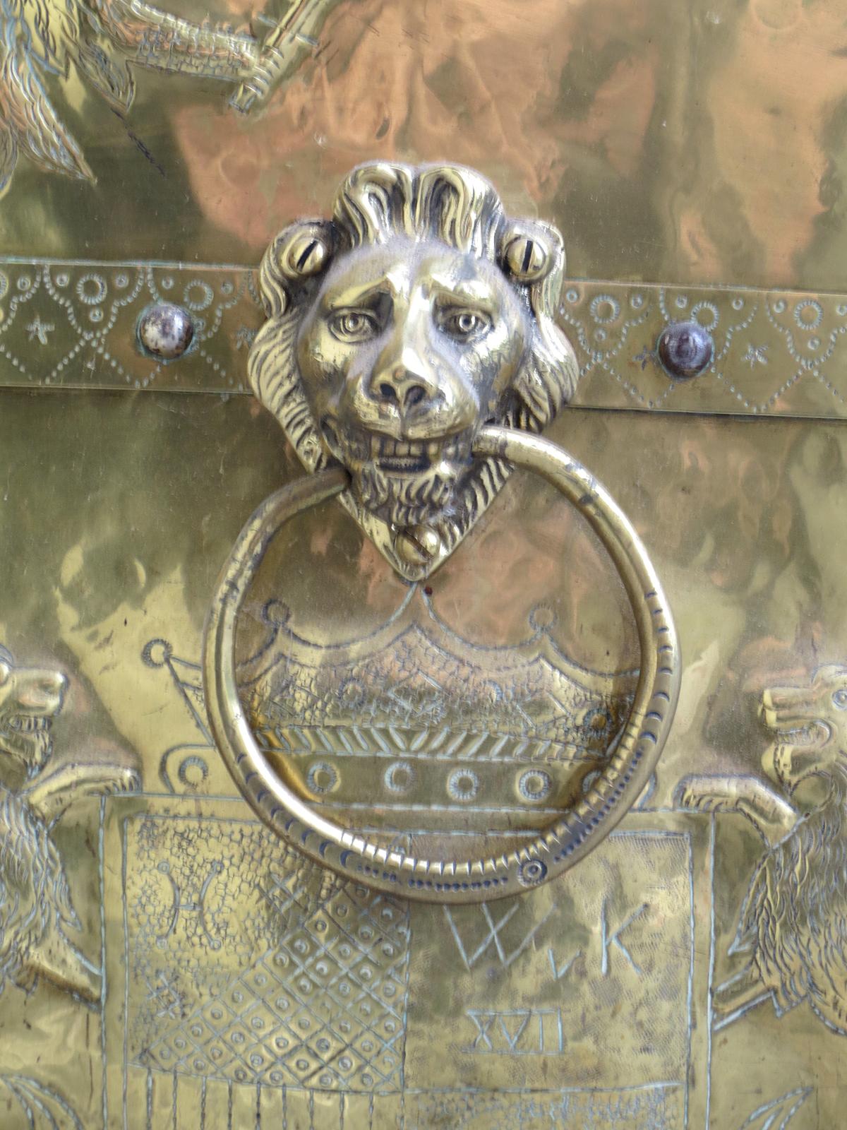 English Brass Trunk with Crests, Lion Pulls, and Wooden Interior, circa 1900 2