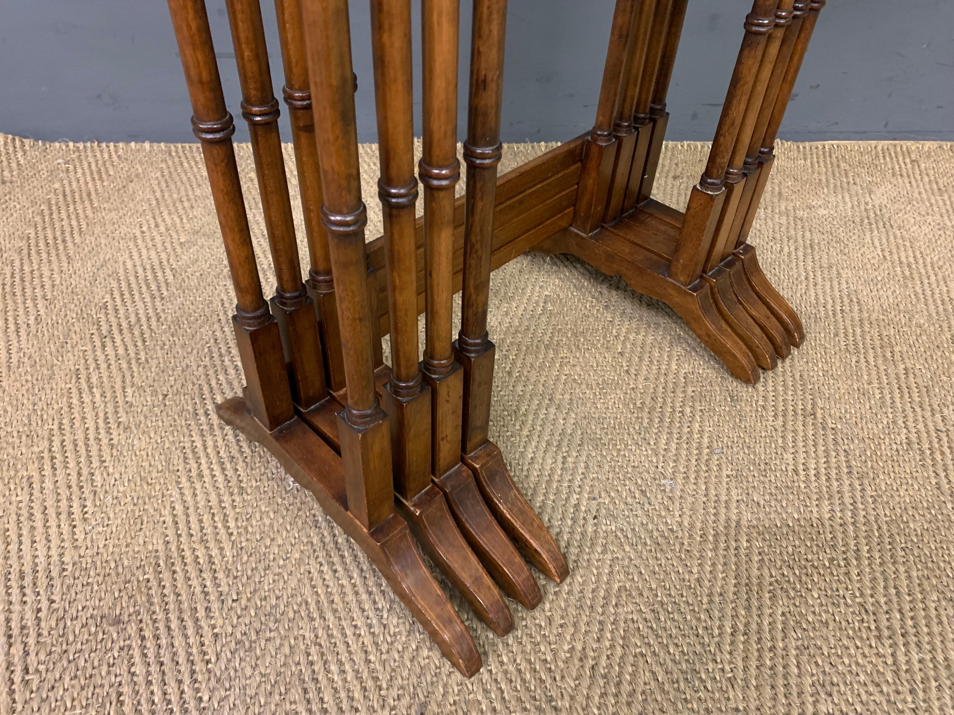 CIRCA 1900 Englisch Edwardian Periode Satz von 4 Nesting Tables im Angebot 5