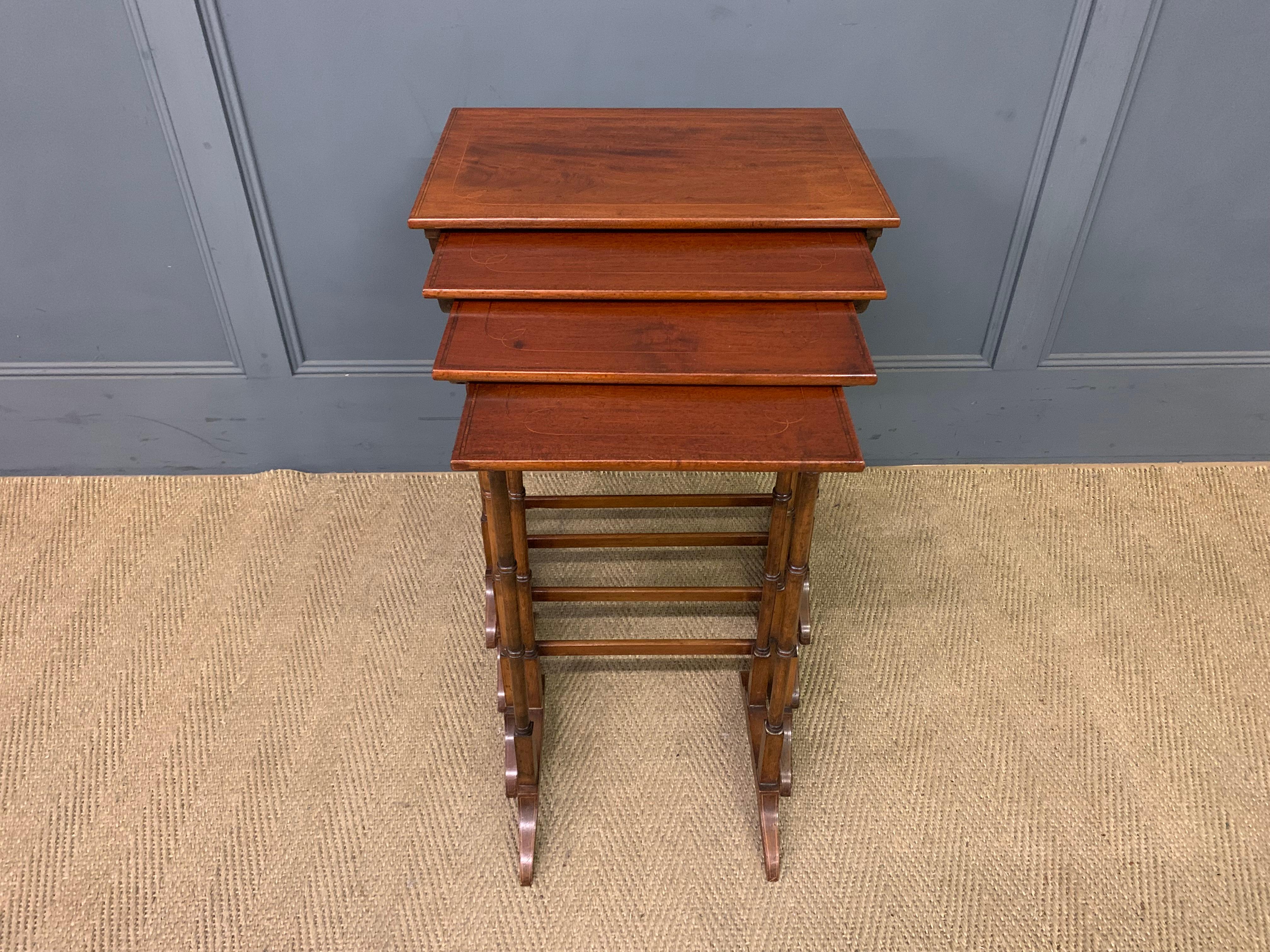 CIRCA 1900 Englisch Edwardian Periode Satz von 4 Nesting Tables im Zustand „Gut“ im Angebot in Chapel Hill, NC