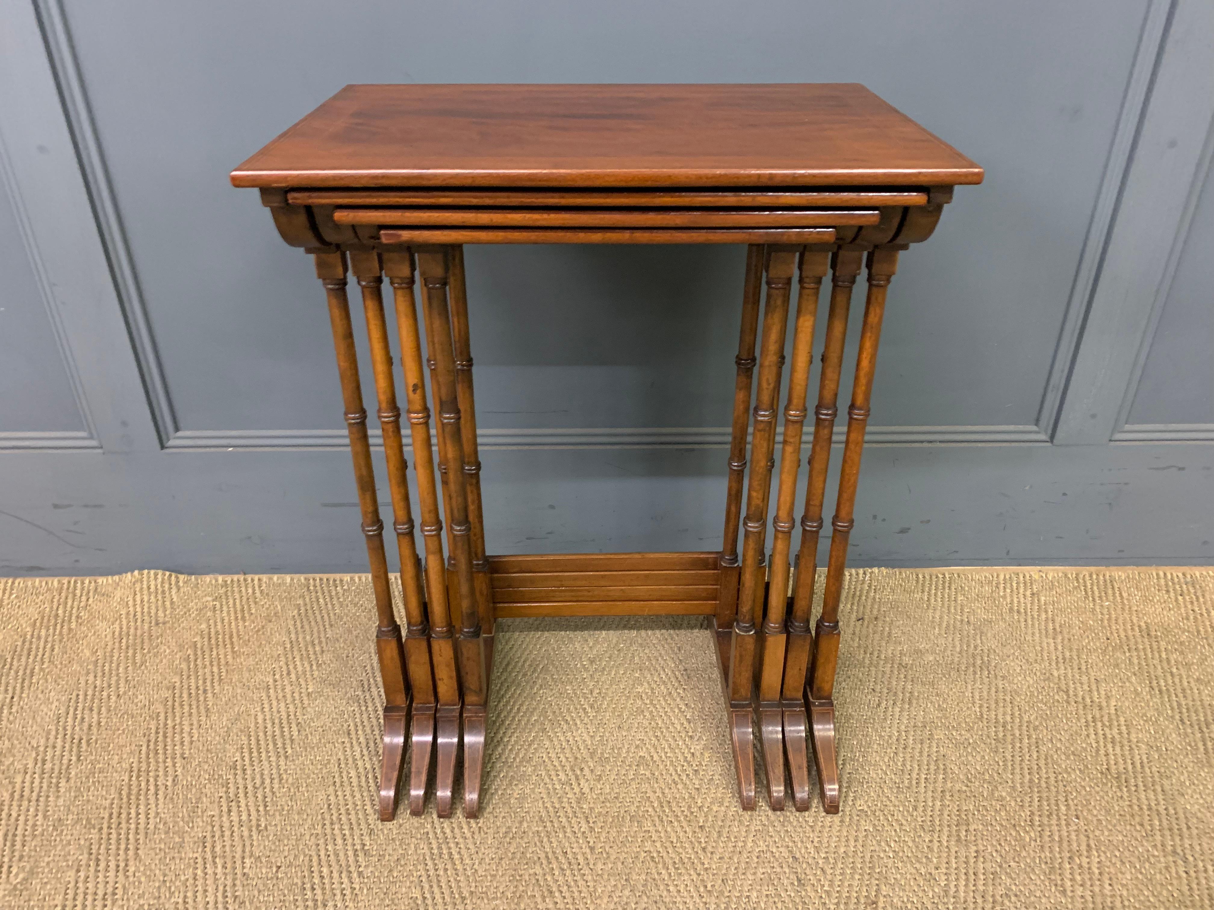 CIRCA 1900 Englisch Edwardian Periode Satz von 4 Nesting Tables (Holz) im Angebot