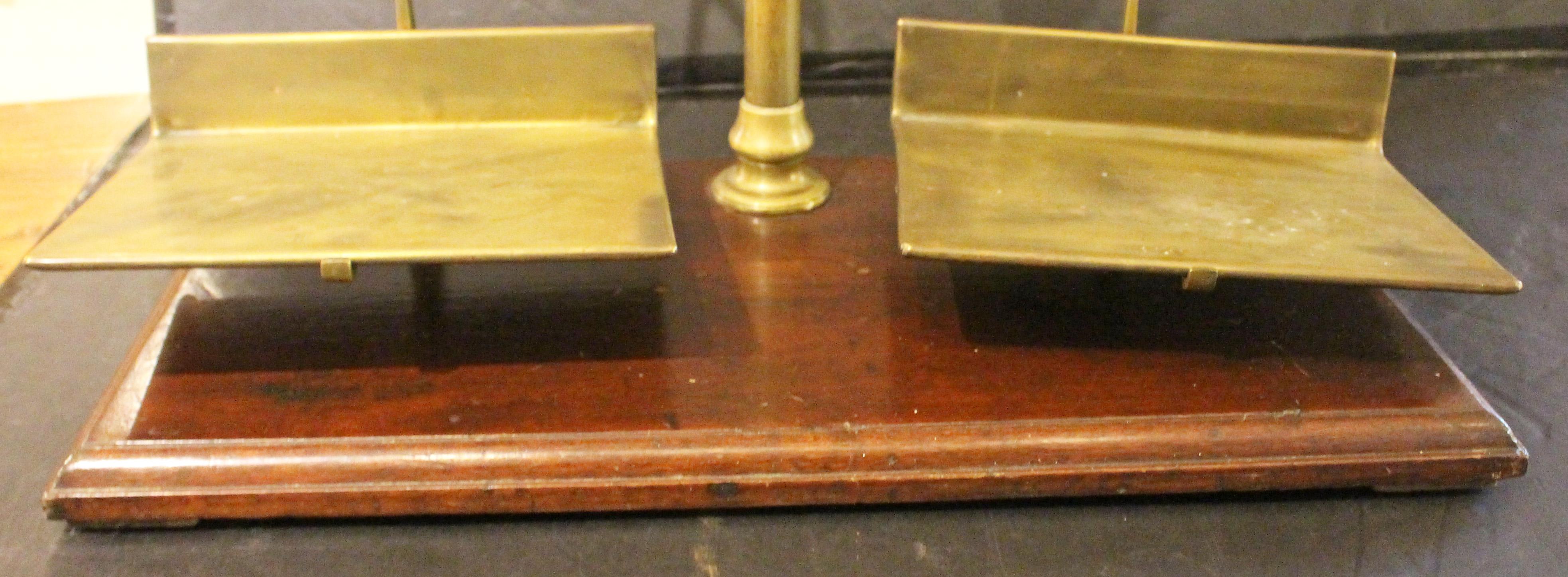 Tourné Circa 1900 English Equal Arm Market Scale With Weights en vente