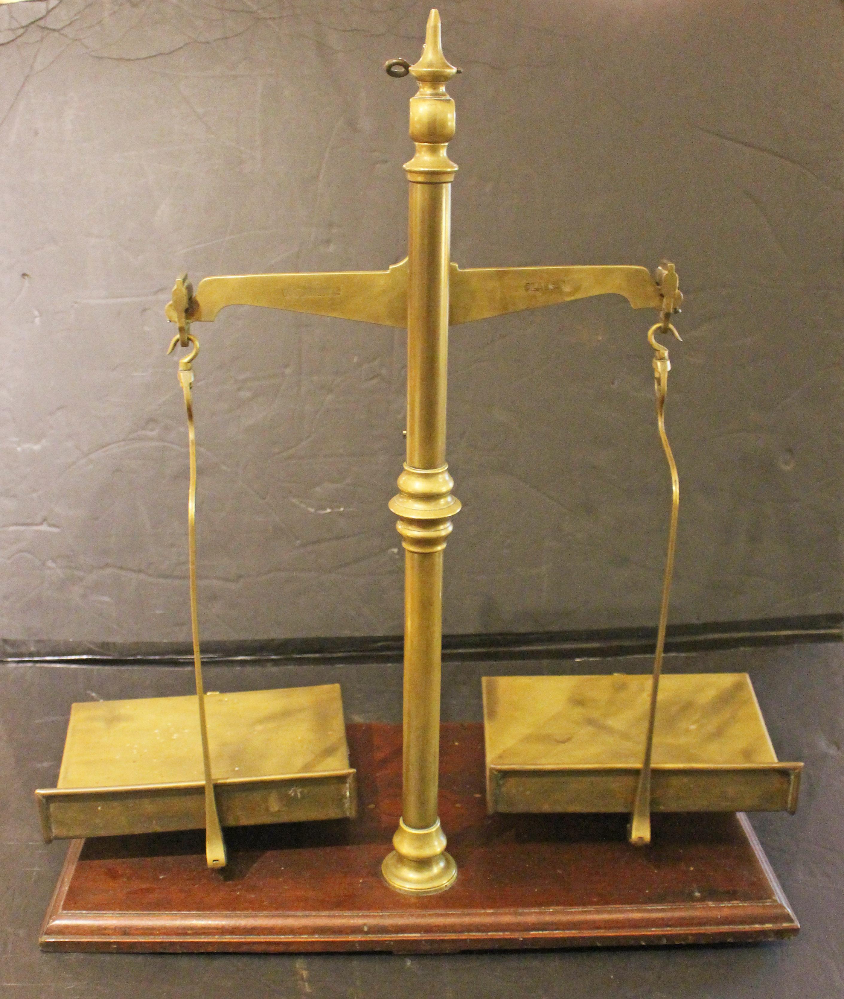 Circa 1900 English Equal Arm Market Scale With Weights Bon état - En vente à Chapel Hill, NC