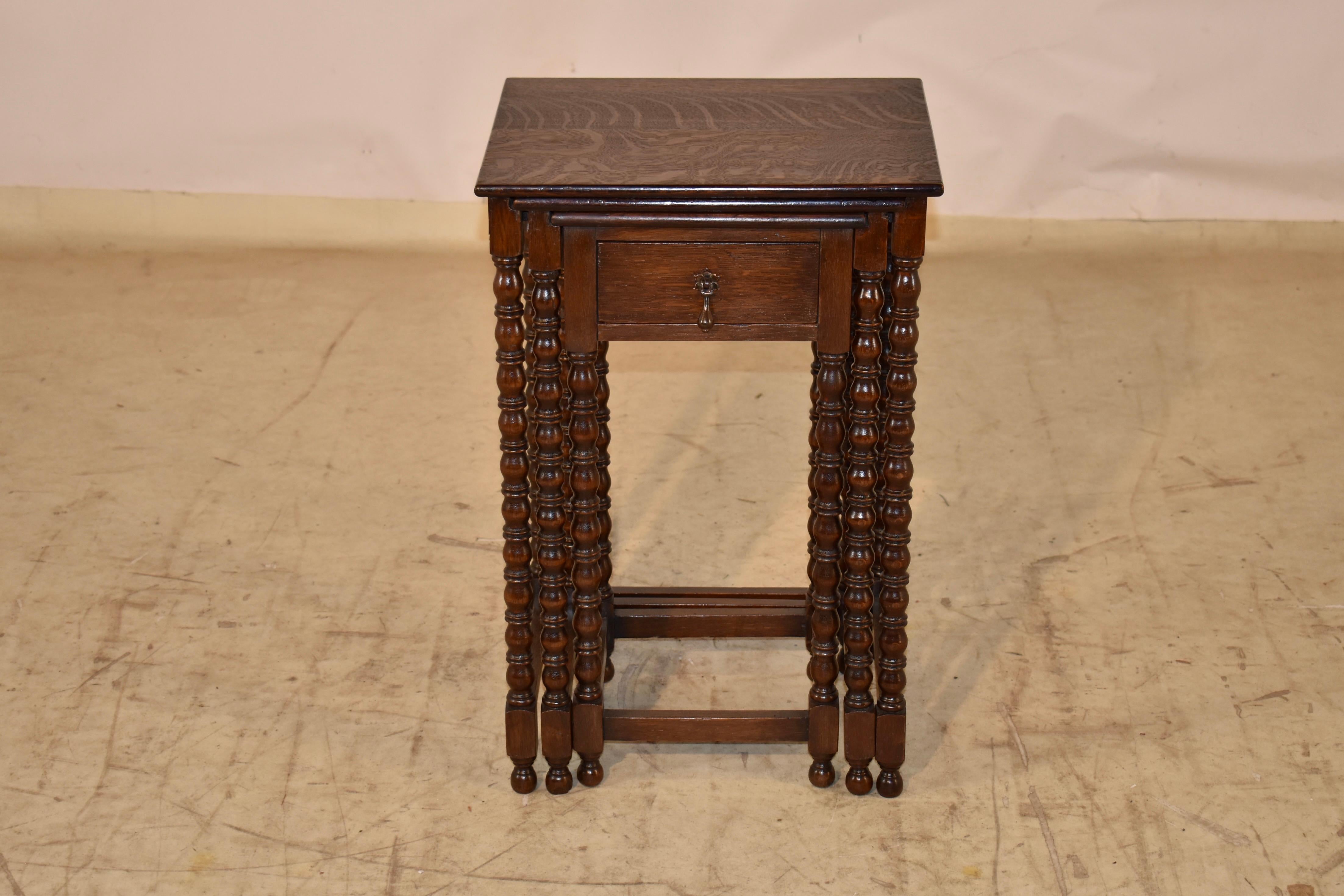 Set di tre tavoli a nido in Oak, Inghilterra, circa 1900.  Si tratta di un grazioso nido di tavoli, con tre tavoli, il più piccolo dei quali ha il suo cassetto originale.  Il tavolo più grande misura 15,75 l x 12,75 p x 24 h, il tavolo centrale
