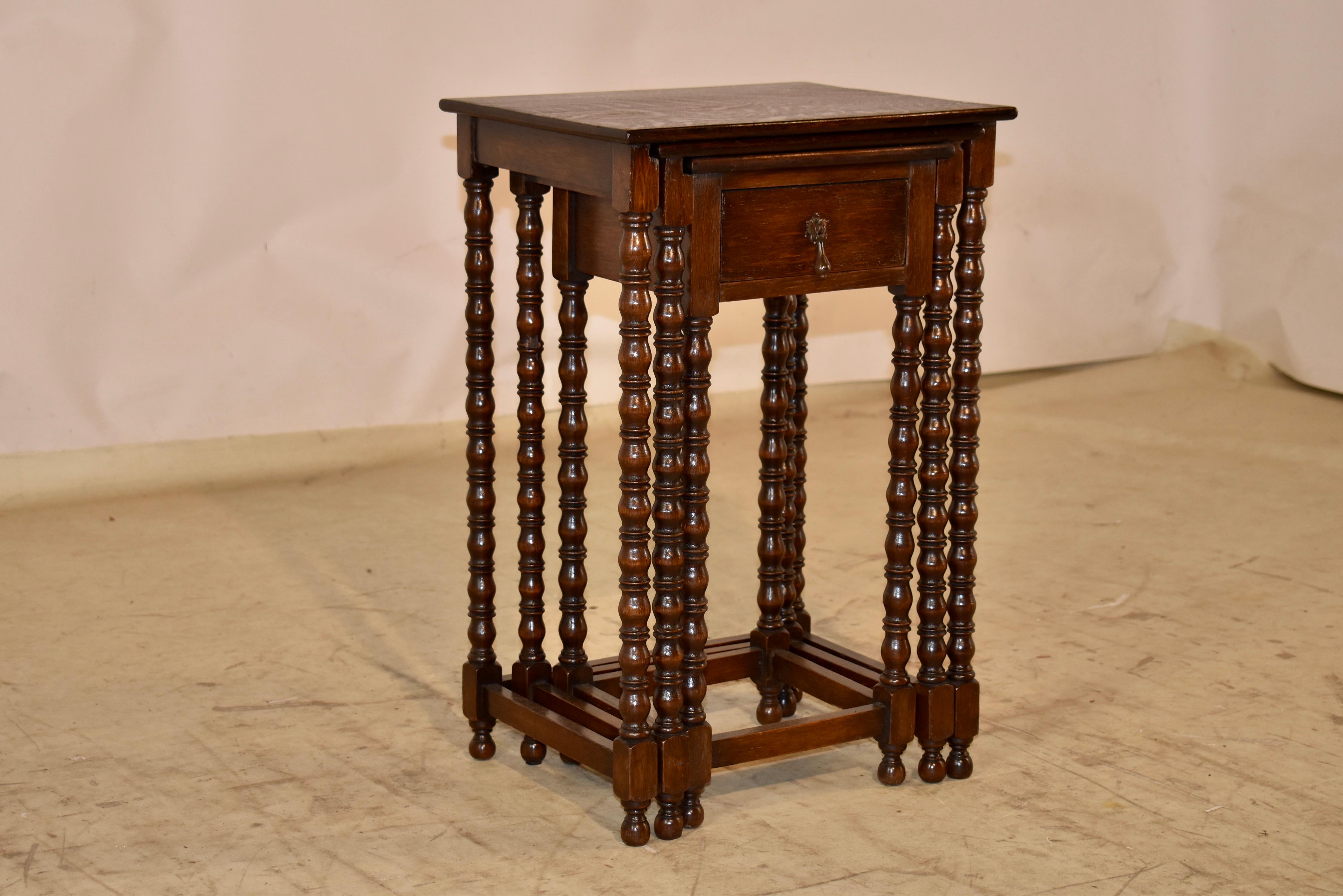 Inglese Nido di tre tavoli in Oak inglese del 1900 circa in vendita
