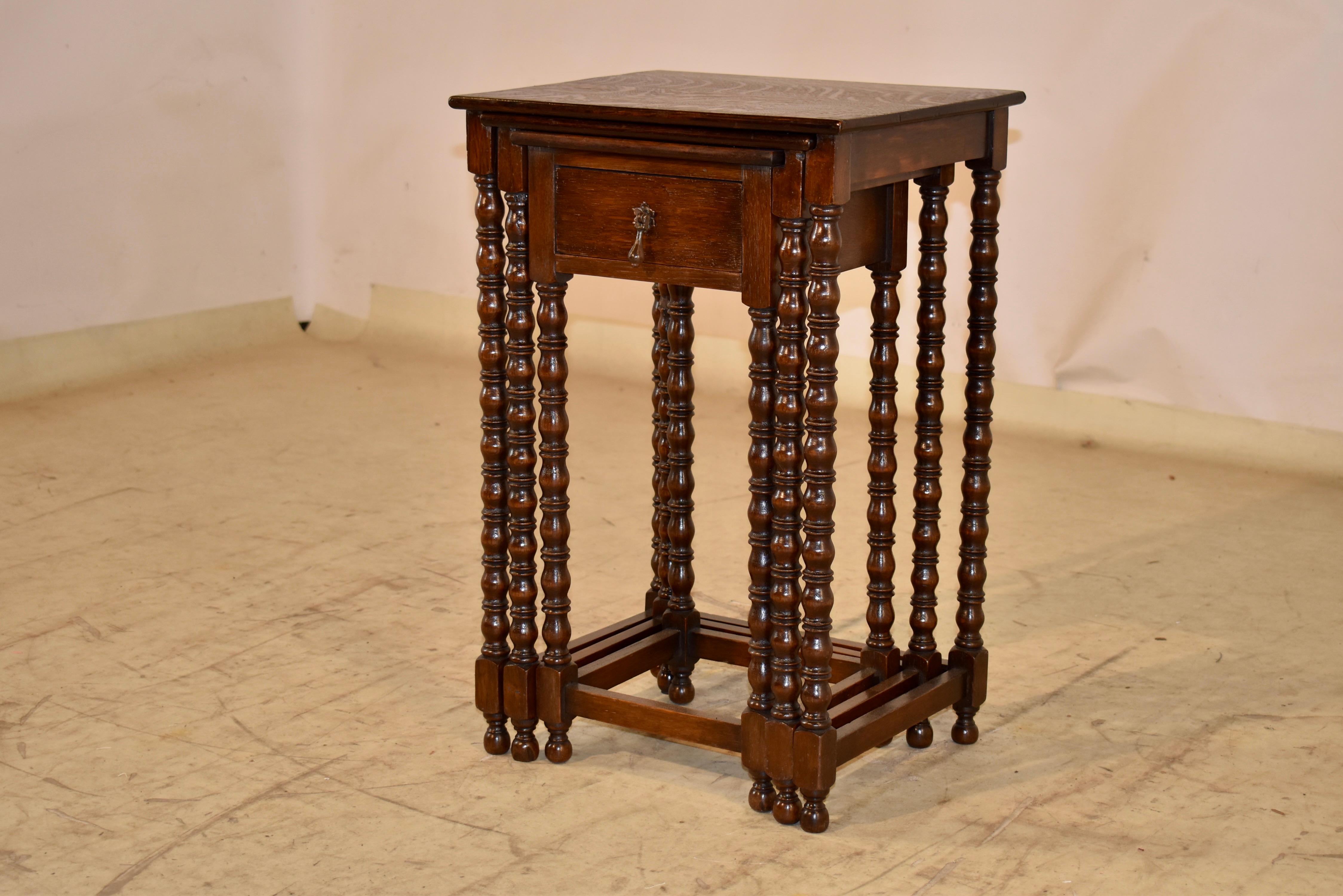 Tornito Nido di tre tavoli in Oak inglese del 1900 circa in vendita