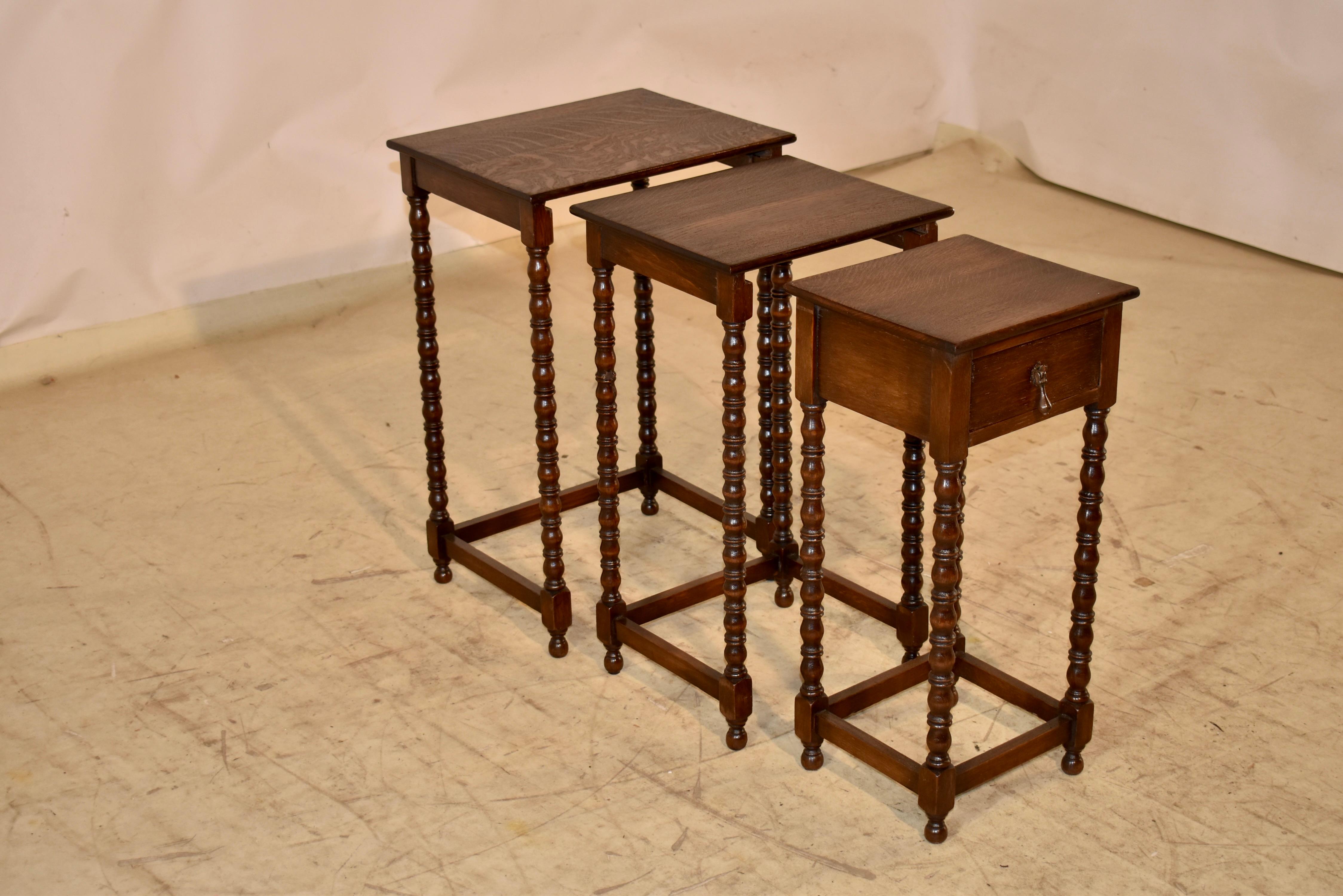 Inizio XX secolo Nido di tre tavoli in Oak inglese del 1900 circa in vendita