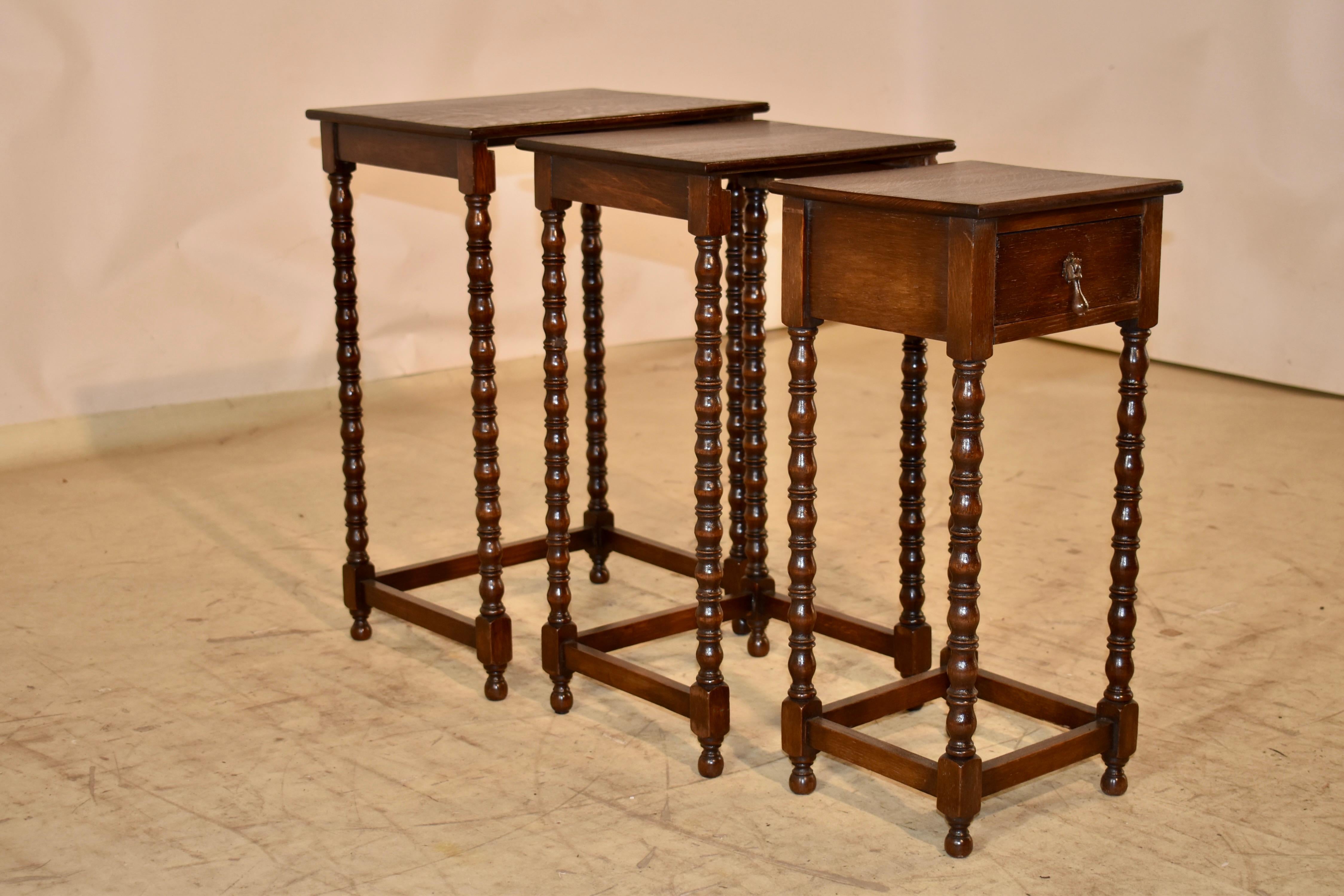 Quercia Nido di tre tavoli in Oak inglese del 1900 circa in vendita