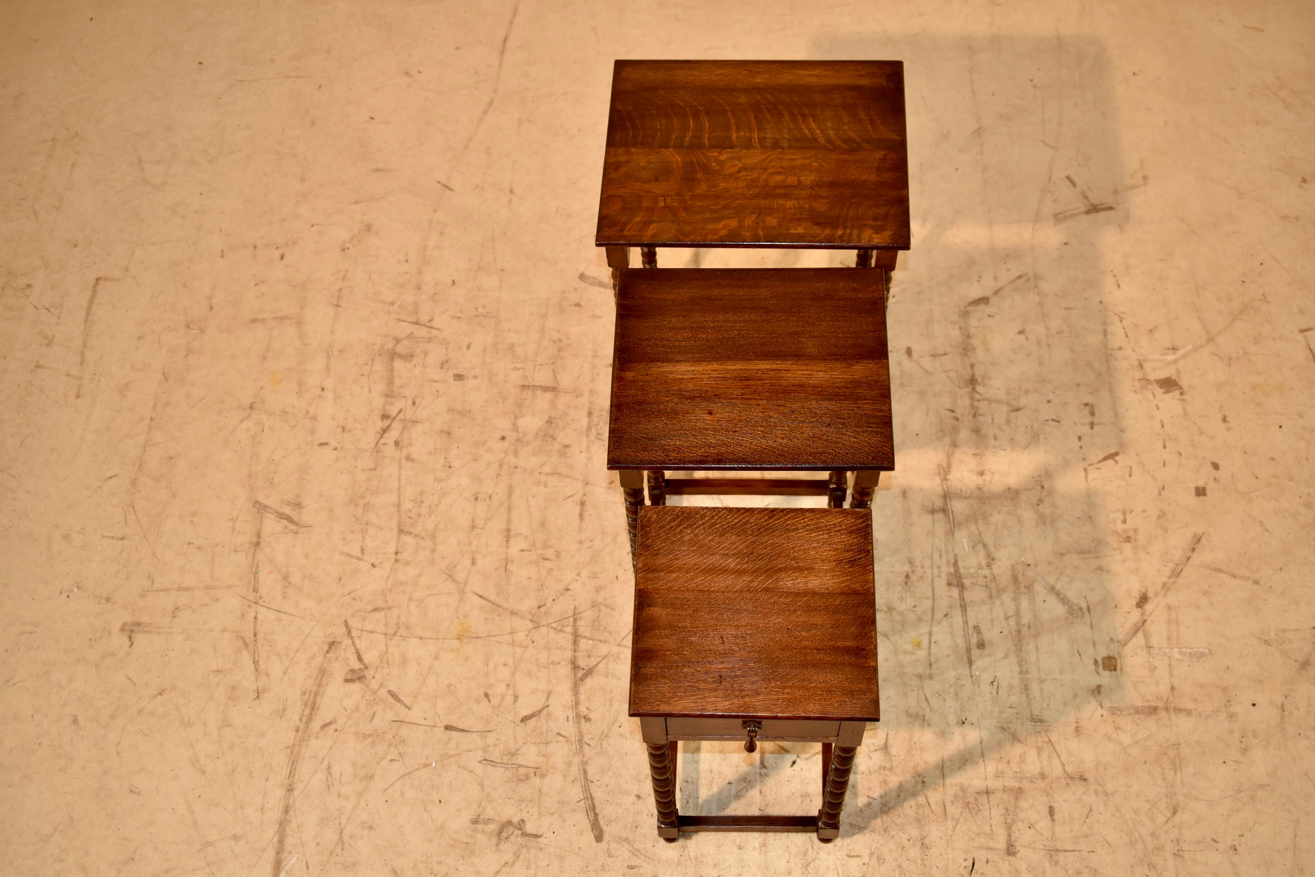 Nido di tre tavoli in Oak inglese del 1900 circa in vendita 1