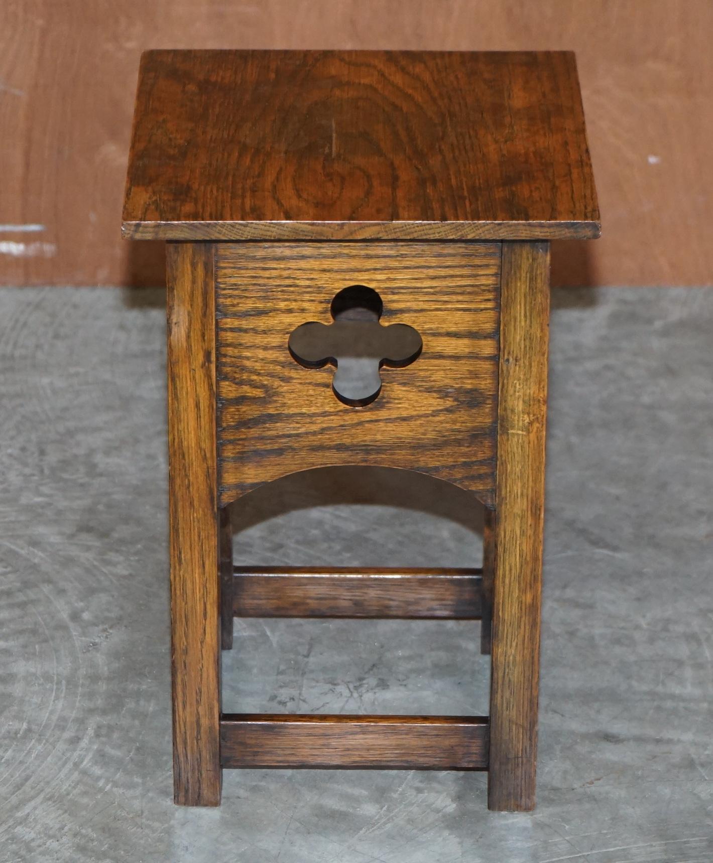 We are delighted to offer for sale this lovely vintage English Oak Arts & Crafts side table

A good looking and well made piece, the timber patina is natural and unpolished, it has a nice rich warm glow to it

Condition wise we have deep cleaned