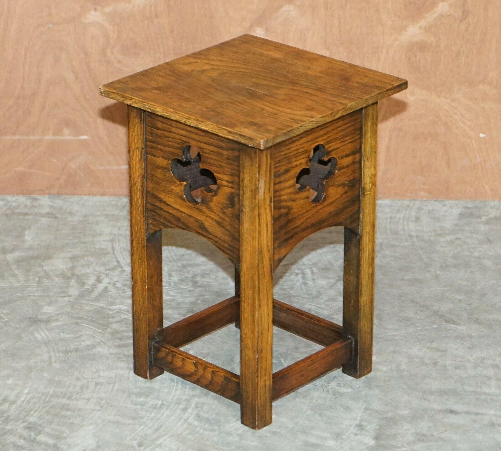We are delighted to offer for sale this lovely vintage English Oak Arts & Crafts side table

A good looking and well made piece, the timber patina is natural and unpolished, it has a nice rich warm glow to it

Condition wise we have deep cleaned