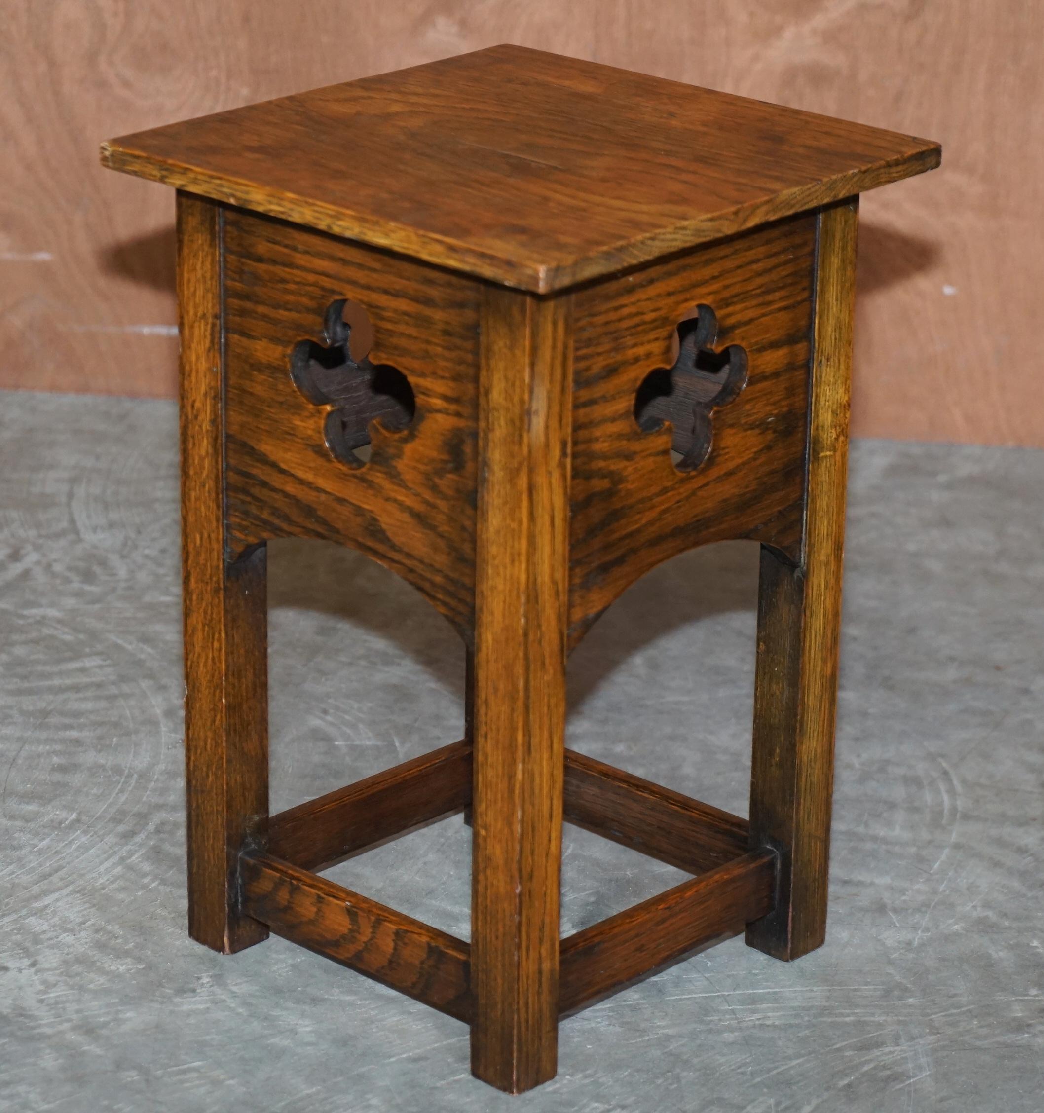 Circa 1900 English Oak Arts & Crafts Side End Lamp Wine Table or Plant Stand For Sale 1