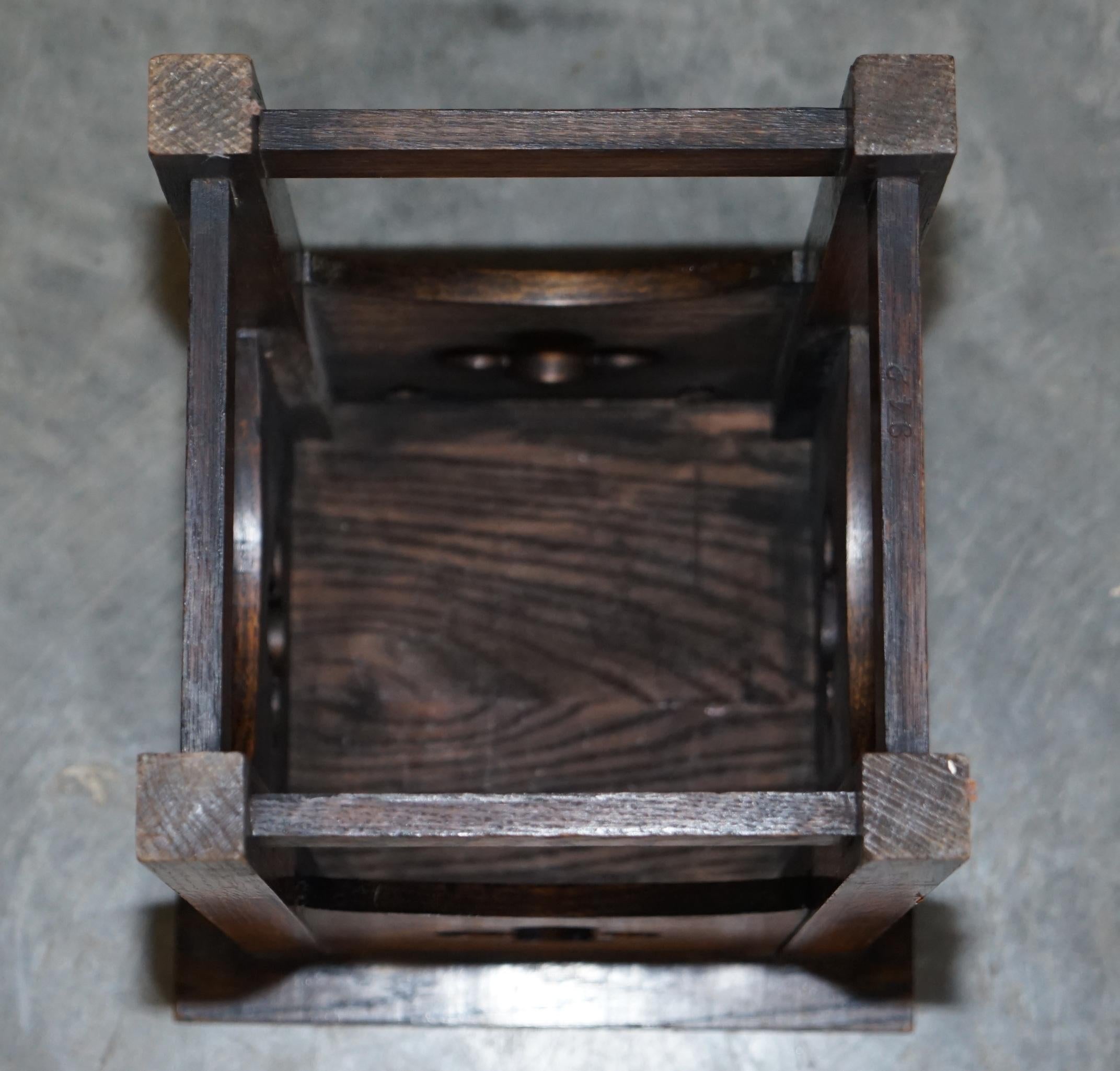Début du 20ème siècle Lampe d'appoint en chêne anglais Arts & Crafts datant d'environ 1900, pour table à vin ou support à plantes en vente