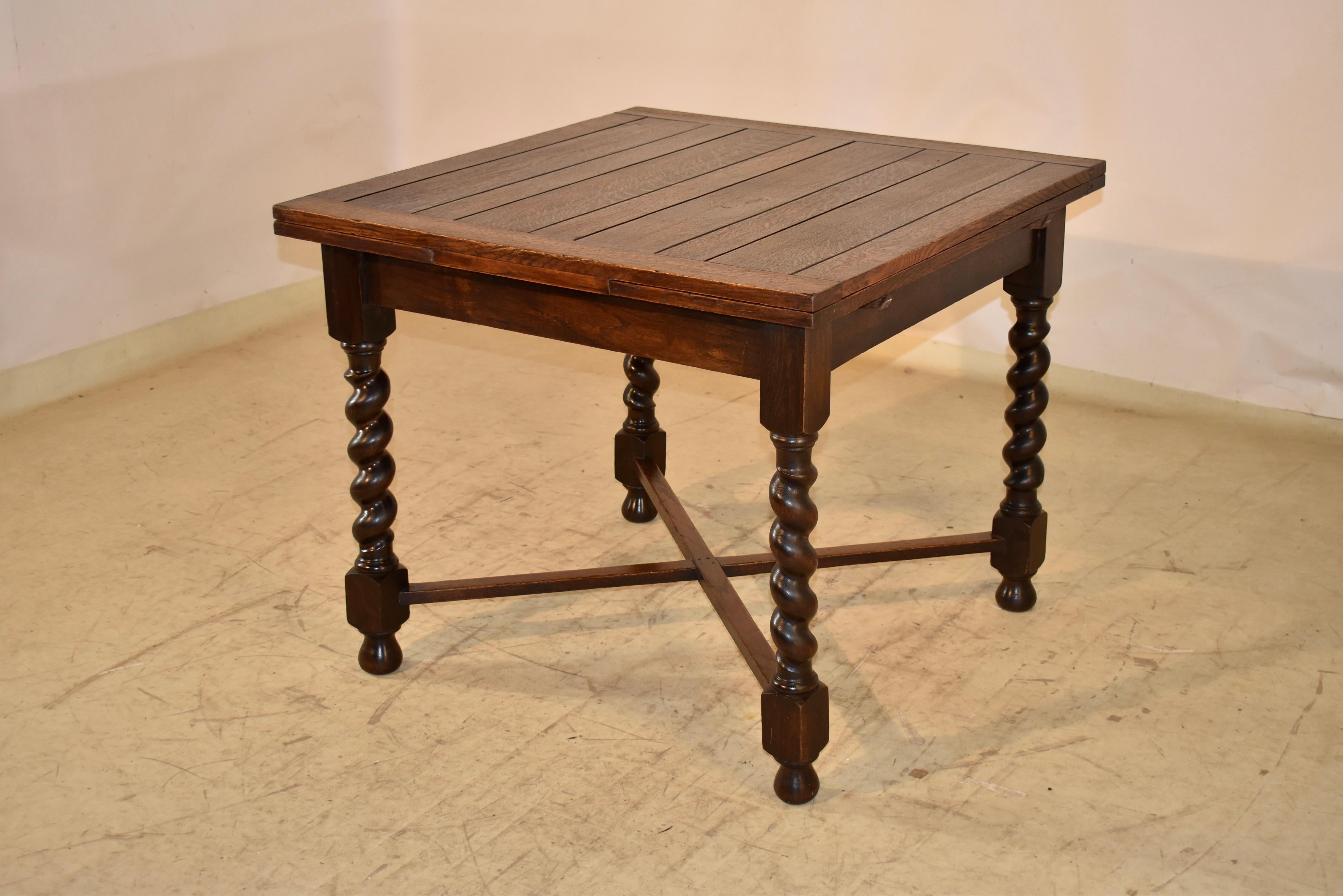 Circa 1900 English Oak Draw-Leaf Table In Good Condition For Sale In High Point, NC