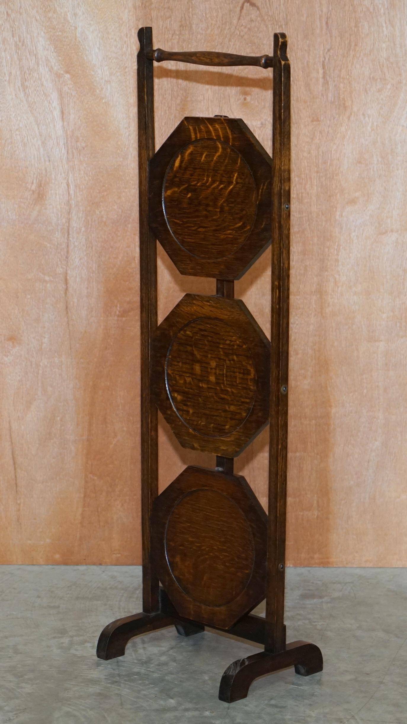 Anglais Table de présentation de gâteaux pliante en chêne anglais datant d'environ 1900, patinée avec joli patine en vente