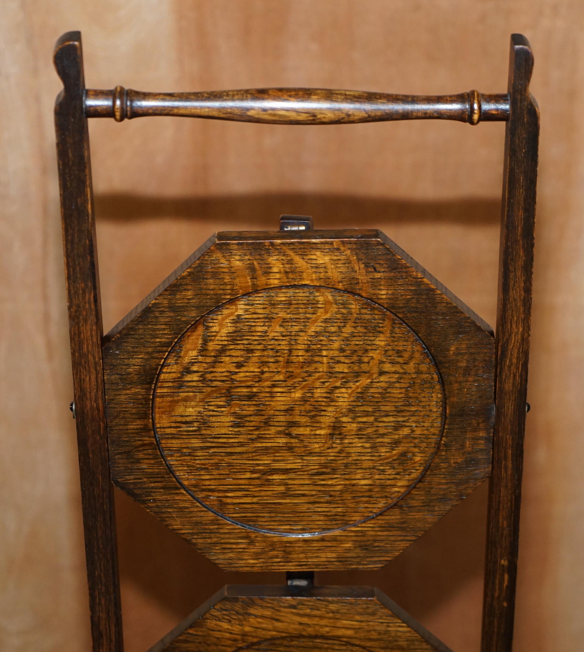 Fait main Table de présentation de gâteaux pliante en chêne anglais datant d'environ 1900, patinée avec joli patine en vente