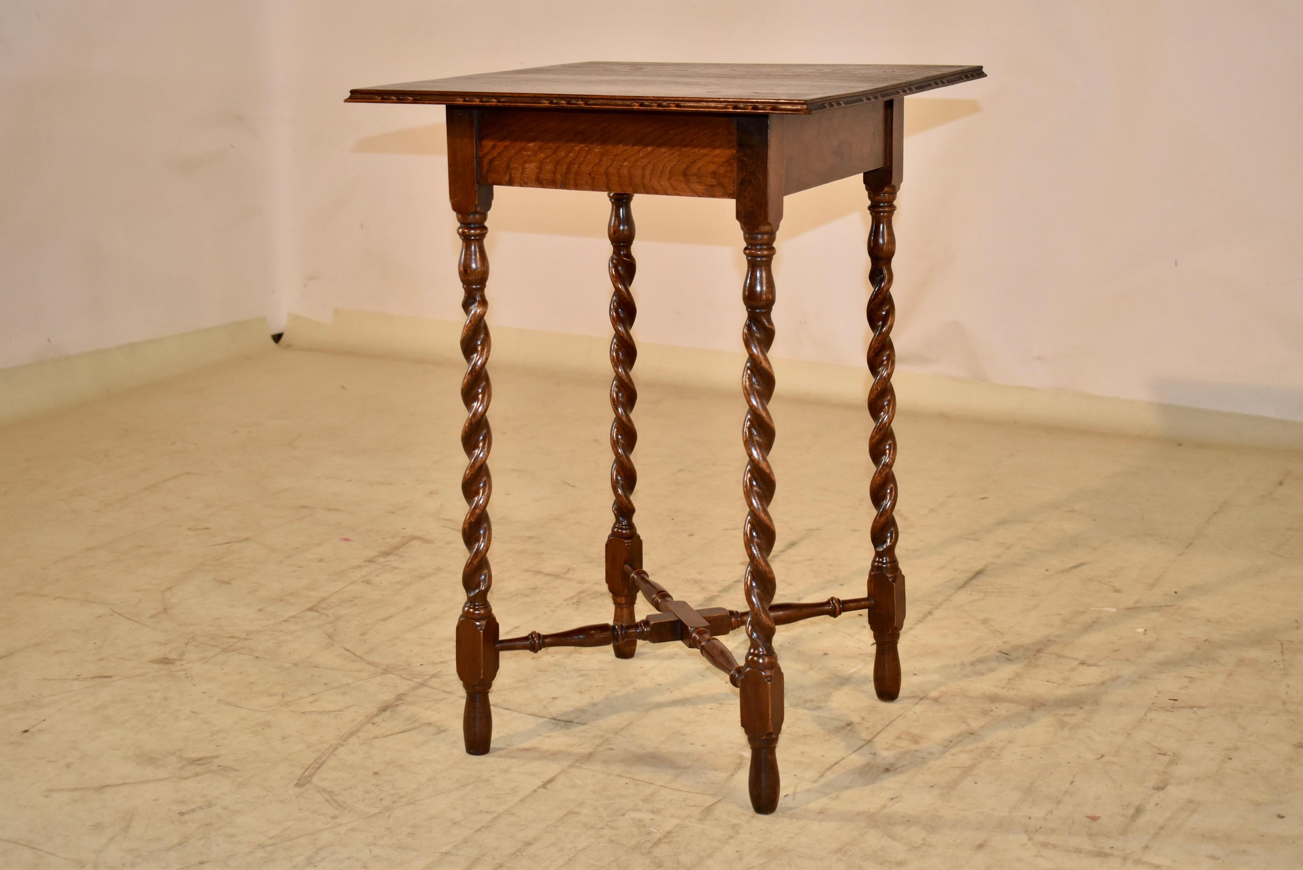 Circa 1900 Table d'appoint en chêne anglais Bon état - En vente à High Point, NC
