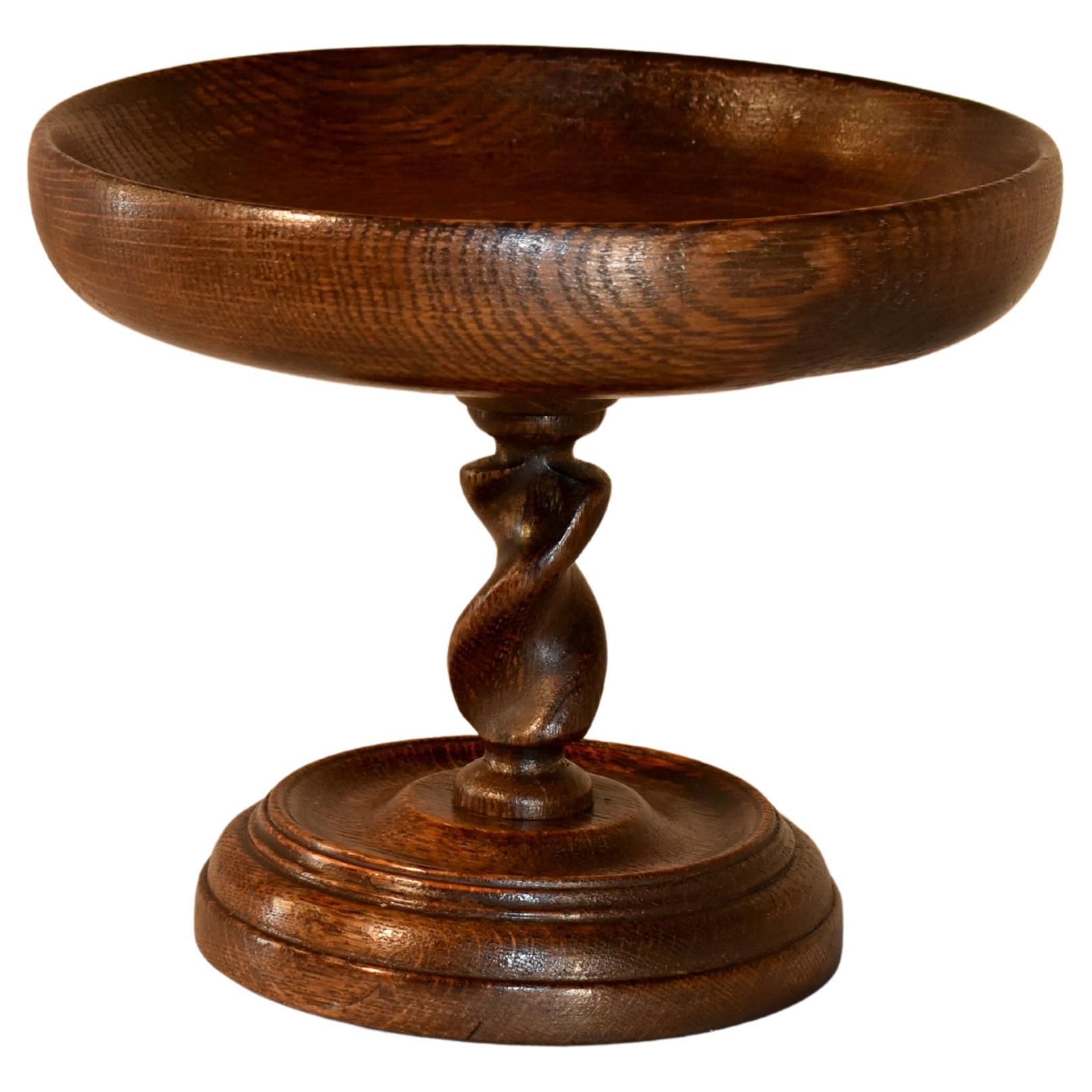 Composta con piede in Oak del 1900, proveniente dall'Inghilterra.  La ciotola è ben tornita e si trova in cima a un piedistallo d'orzo tornito a mano su una base tornita a mano.  questo è un pezzo fantastico per qualsiasi luogo della casa o