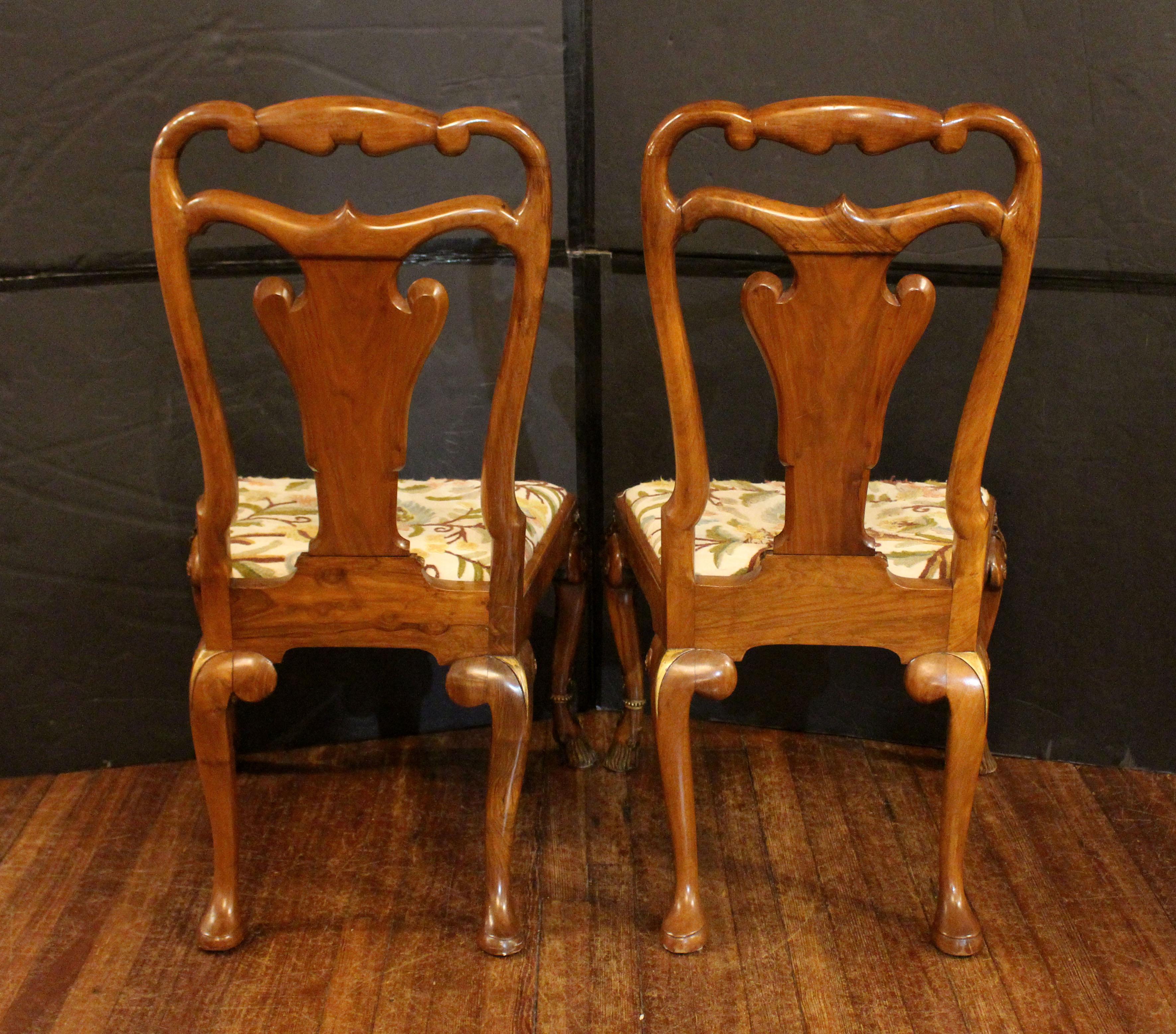 CIRCA 1900 Englisches Paar Beistellstühle im Queen Anne-Stil (Geschnitzt) im Angebot
