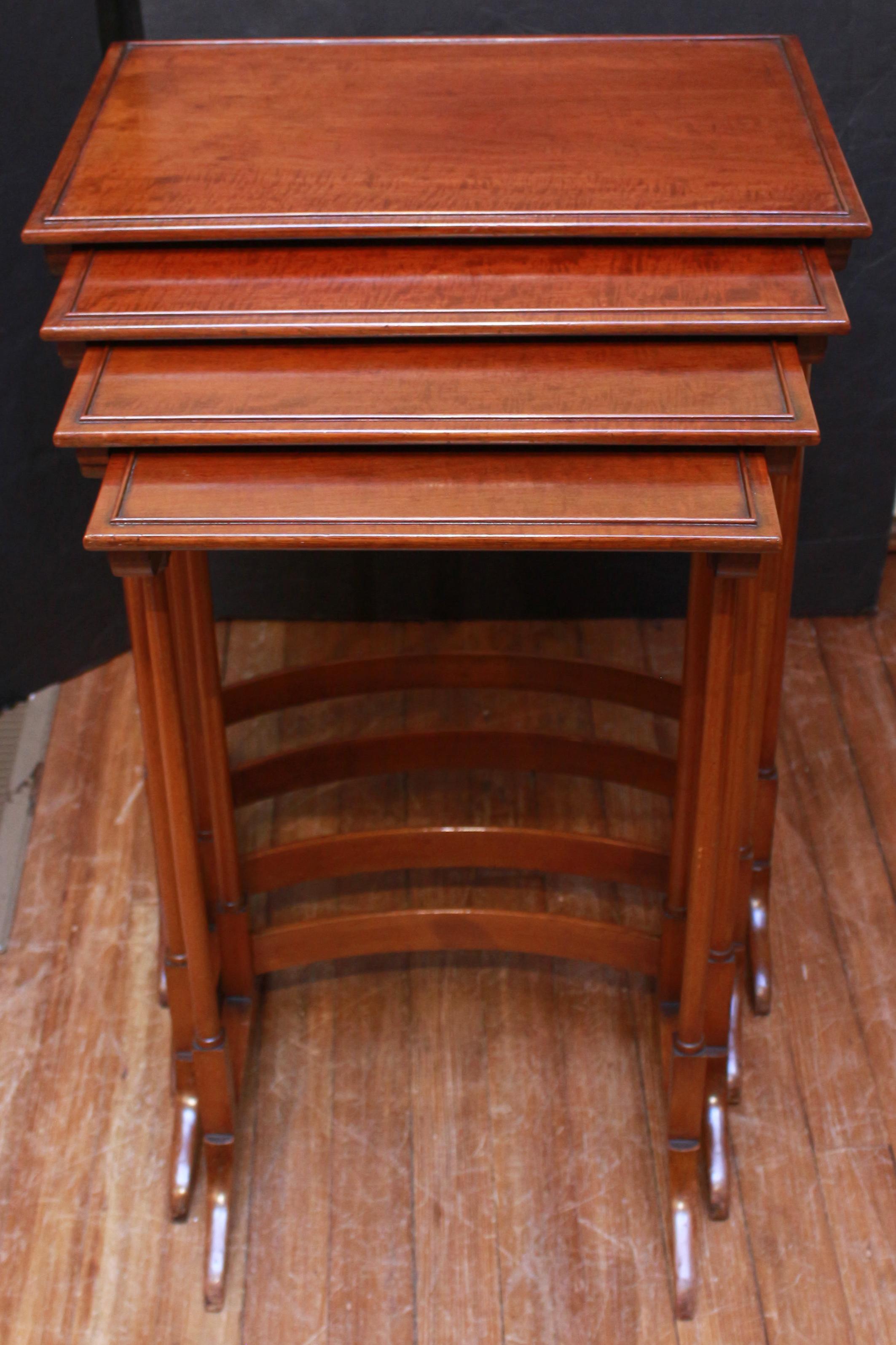 CIRCA 1900 Englisch Satz von 4 Sheraton Geschmack Nesting Tische im Zustand „Gut“ im Angebot in Chapel Hill, NC