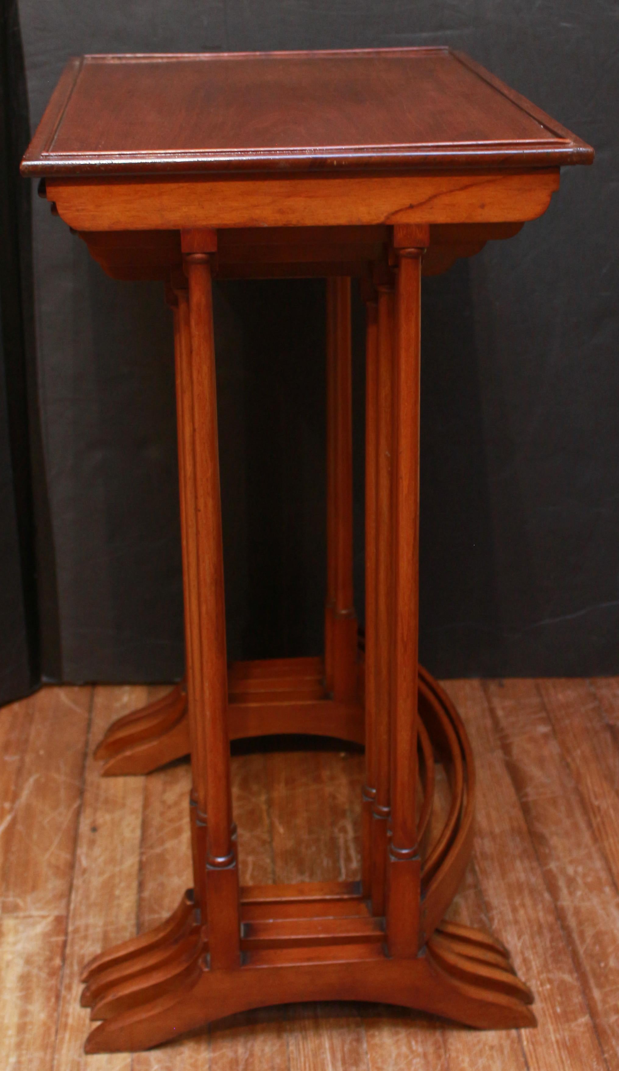 CIRCA 1900 Englisch Satz von 4 Sheraton Geschmack Nesting Tische (Frühes 20. Jahrhundert) im Angebot