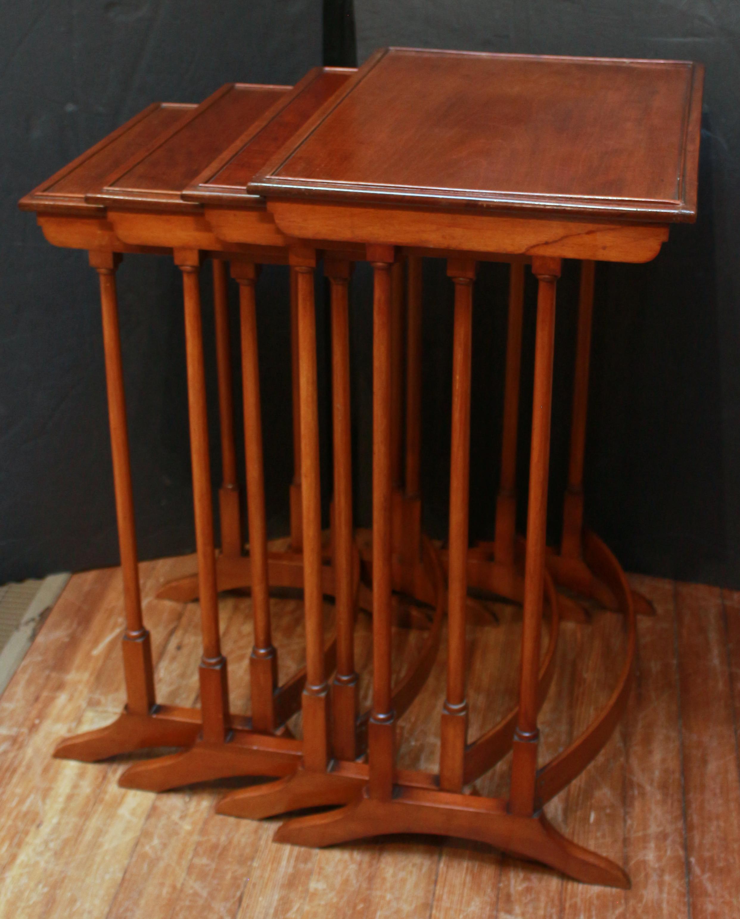 CIRCA 1900 Englisch Satz von 4 Sheraton Geschmack Nesting Tische (Holz) im Angebot